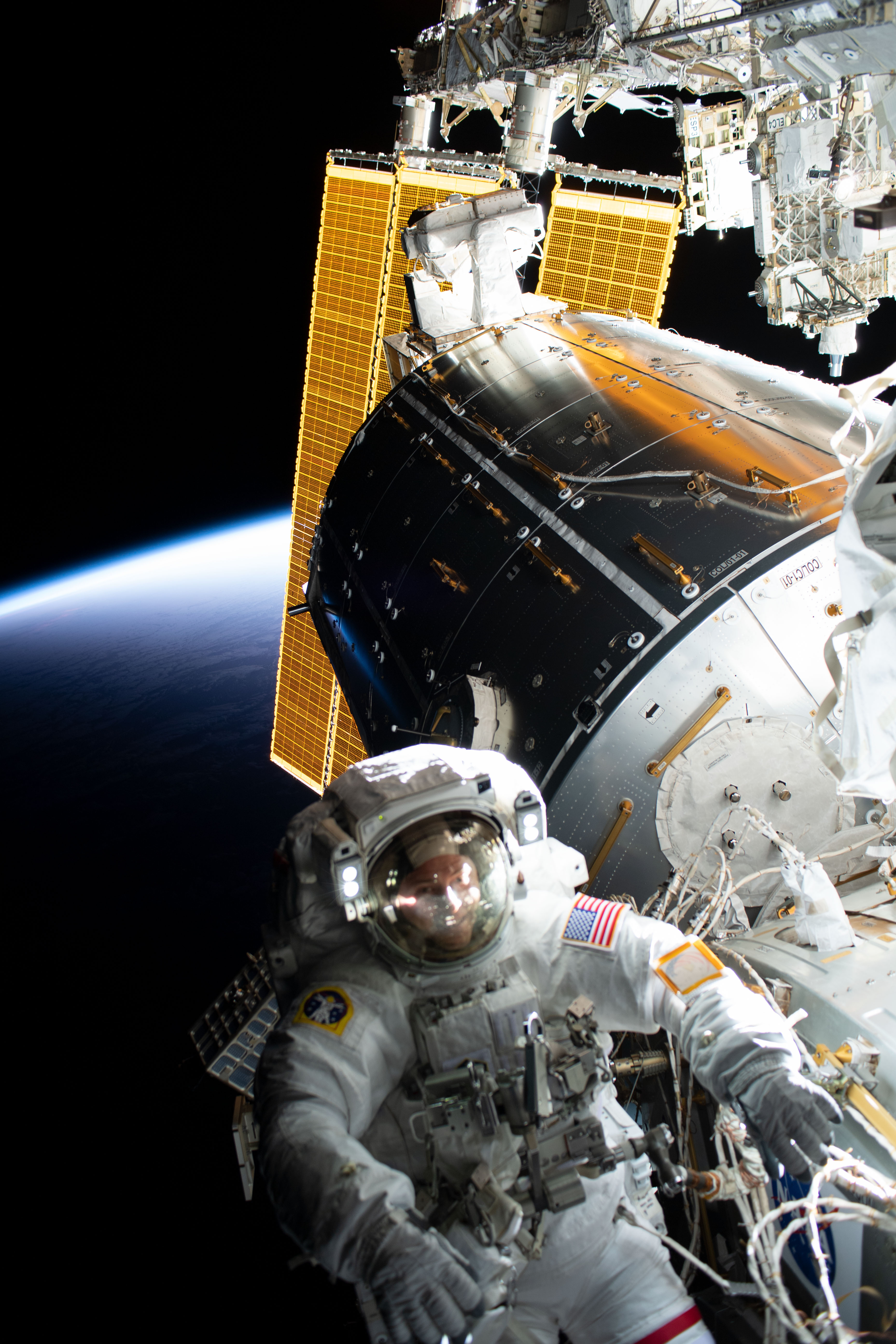 Astronauta Nick Hague podczas spaceru kosmicznego, w czasie którego zainstalowano IDA-3 (Źródło: NASA)