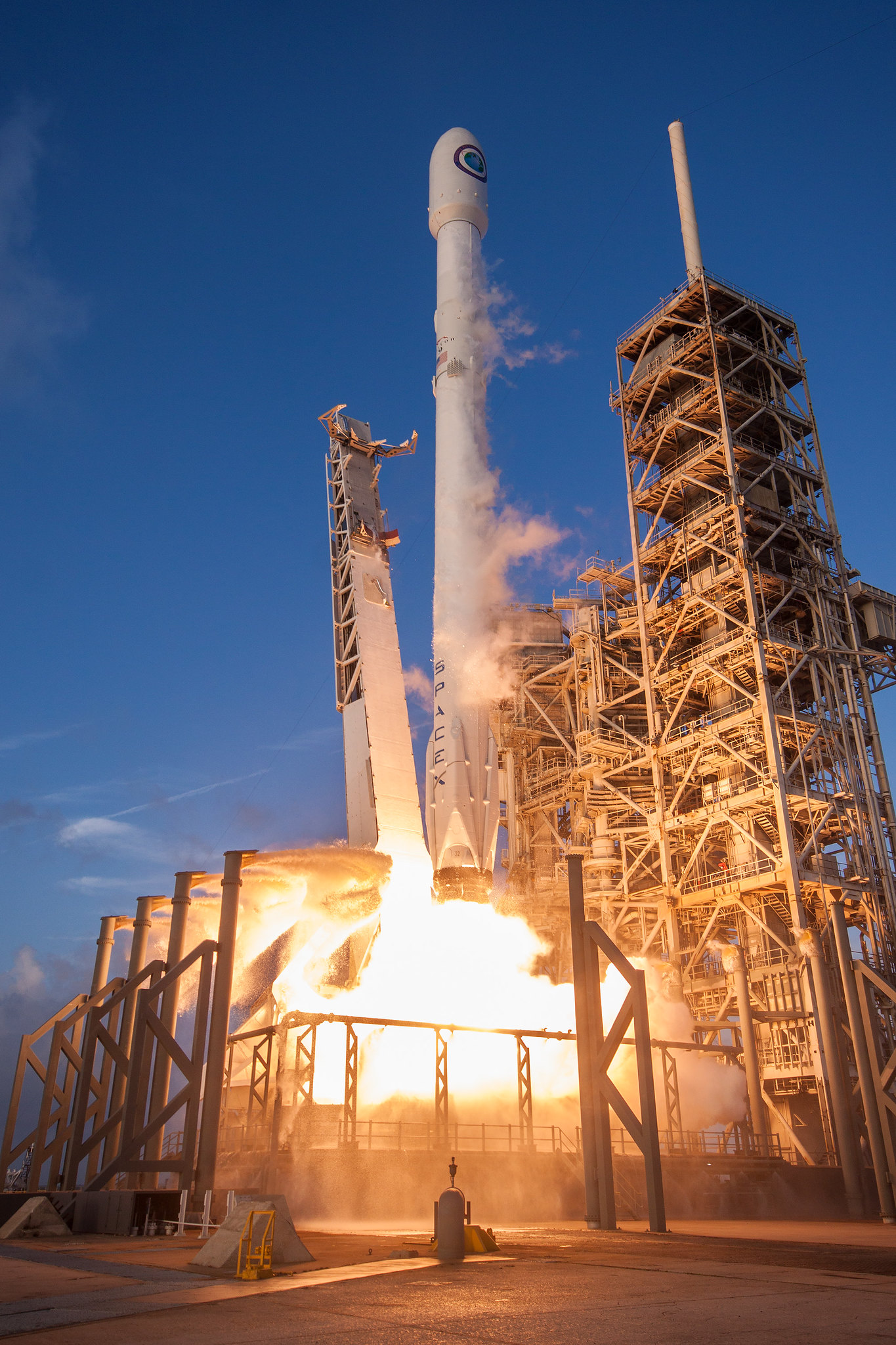 Rakieta Falcon 9 podczas startu z misją NROL-76 (Źródło: SpaceX)