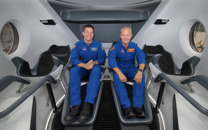 Astronauci Bob Behnken (po lewej) i Doug Hurley (po prawej) w makiecie załogowej kapsuły Dragon (Źródło: NASA)