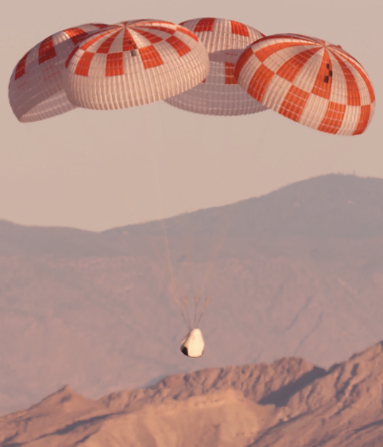 Jeden z testów spadochronów załogowej kapsuły Dragon (Źródło: NASA)