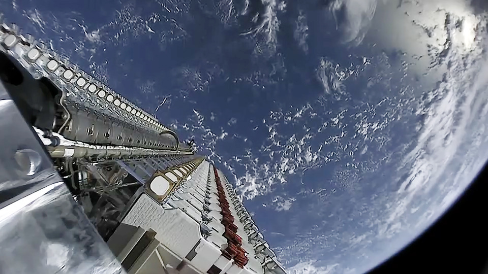 Testowe satelity Starlink na orbicie przed oddzieleniem się od drugiego stopnia (Źródło: SpaceX)