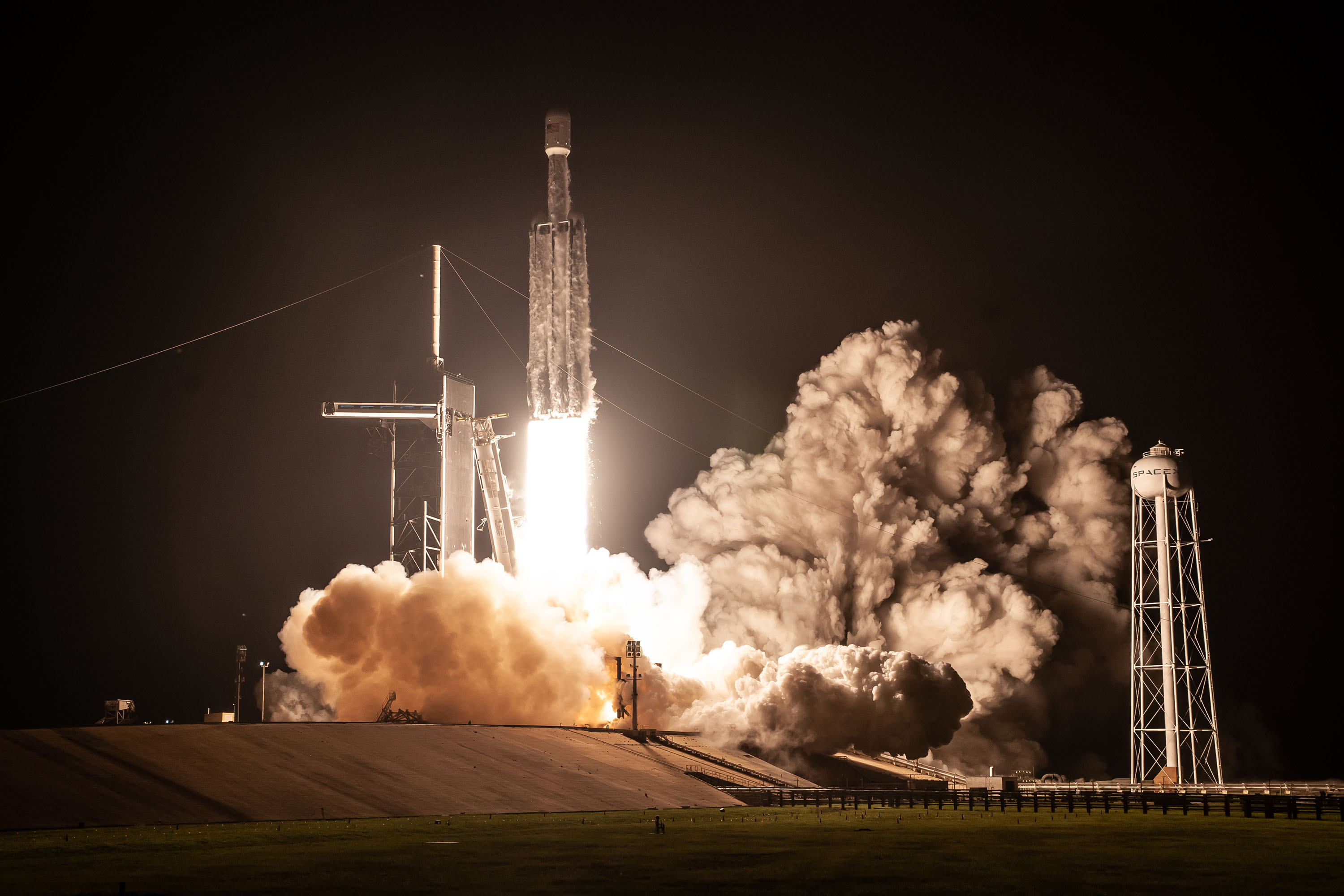 Start rakiety Falcon Heavy z misją STP-2 (Źródło: SpaceX)