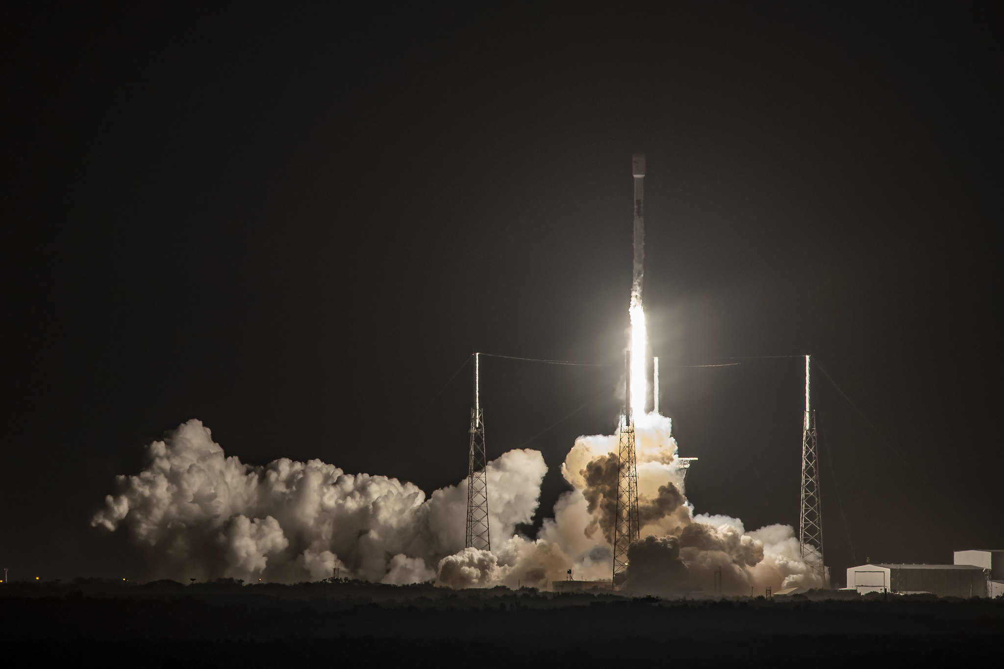 Rakieta Falcon 9 podczas startu (źródło: SpaceX)