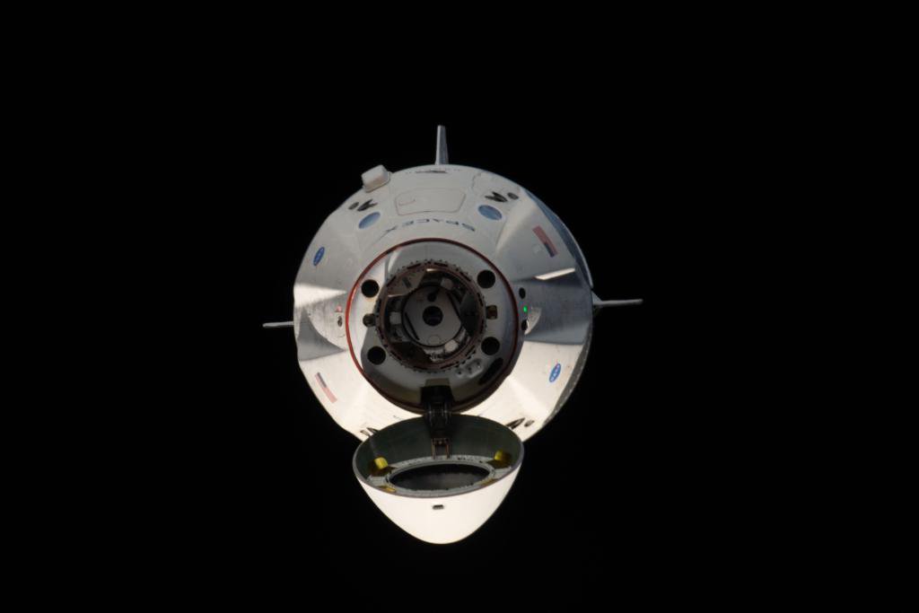 Załogowa kapsuła Dragon 2 przed dokowaniem do ISS podczas misji Crew Demo-1 (Źródło: NASA)