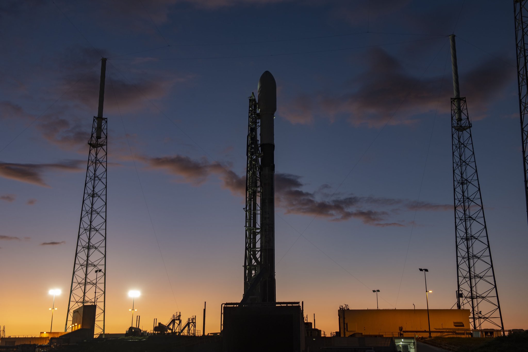 Falcon 9 na platformie startowej SLC-40 przed misją Starlink-1 (Źródło: Elon Musk)