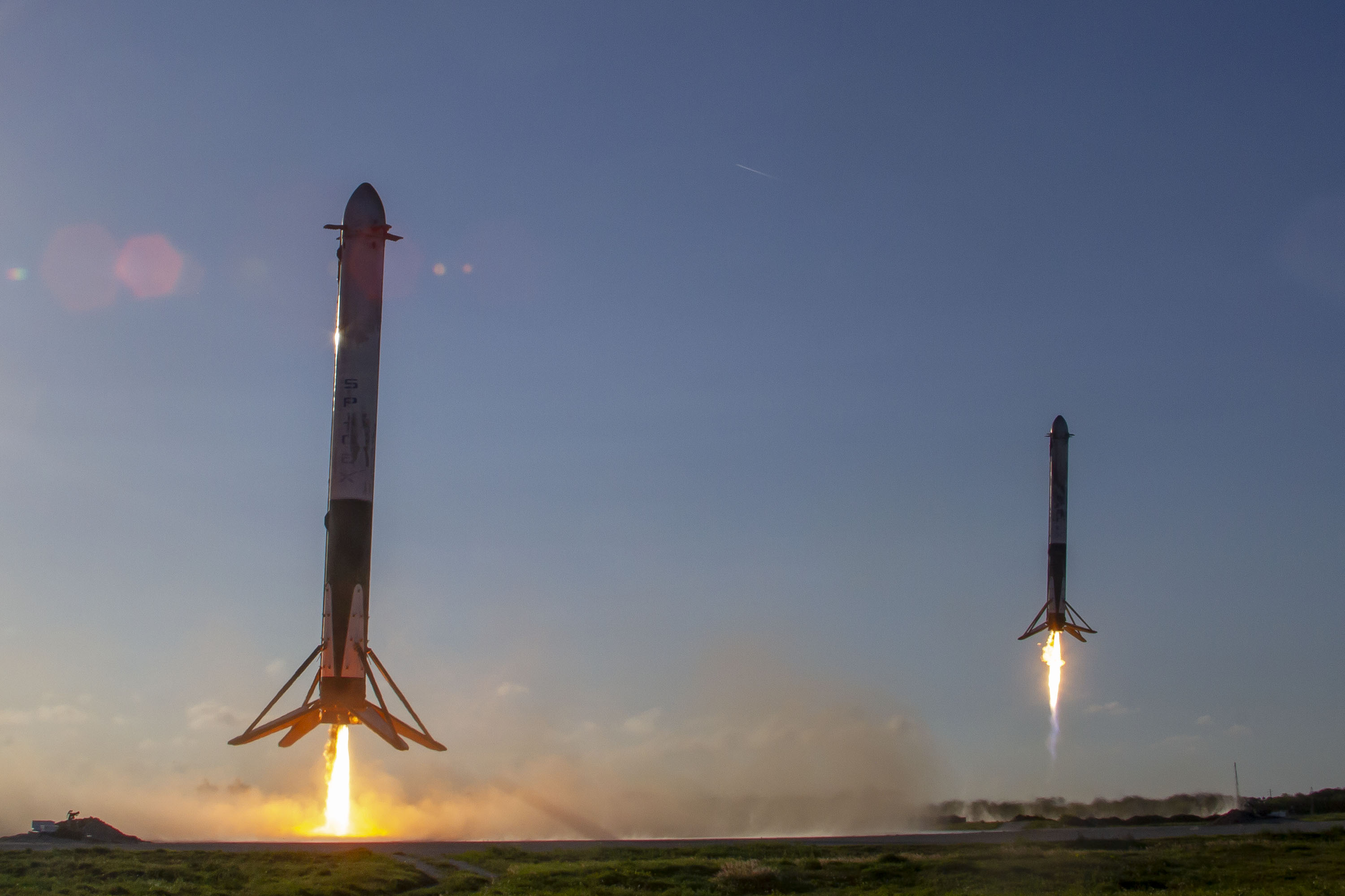 Lądowanie bocznych boosterów Falcona Heavy podczas misji Arabsat-6A (Źródło: SpaceX)