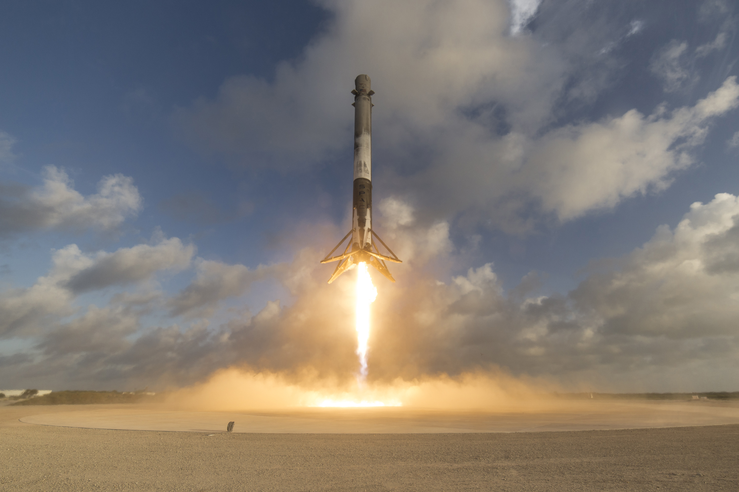 Lądowanie boostera rakiety Falcon 9 na platformie Landing Zone 1 w ramach misji NROL-76 (Źródło: SpaceX)