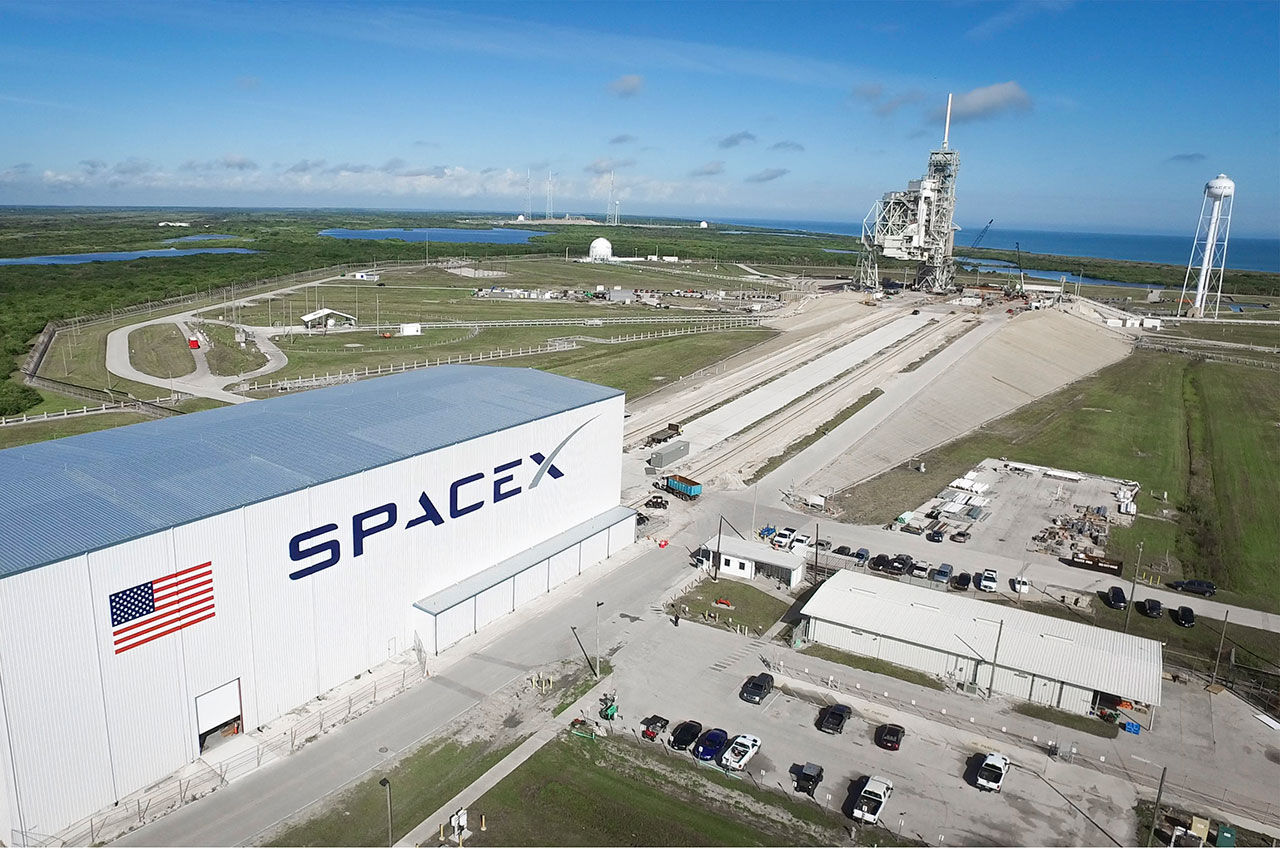 Baza SpaceX w Centrum Kosmicznym im. Kennedy'ego na Florydzie (Źródło: NASA)