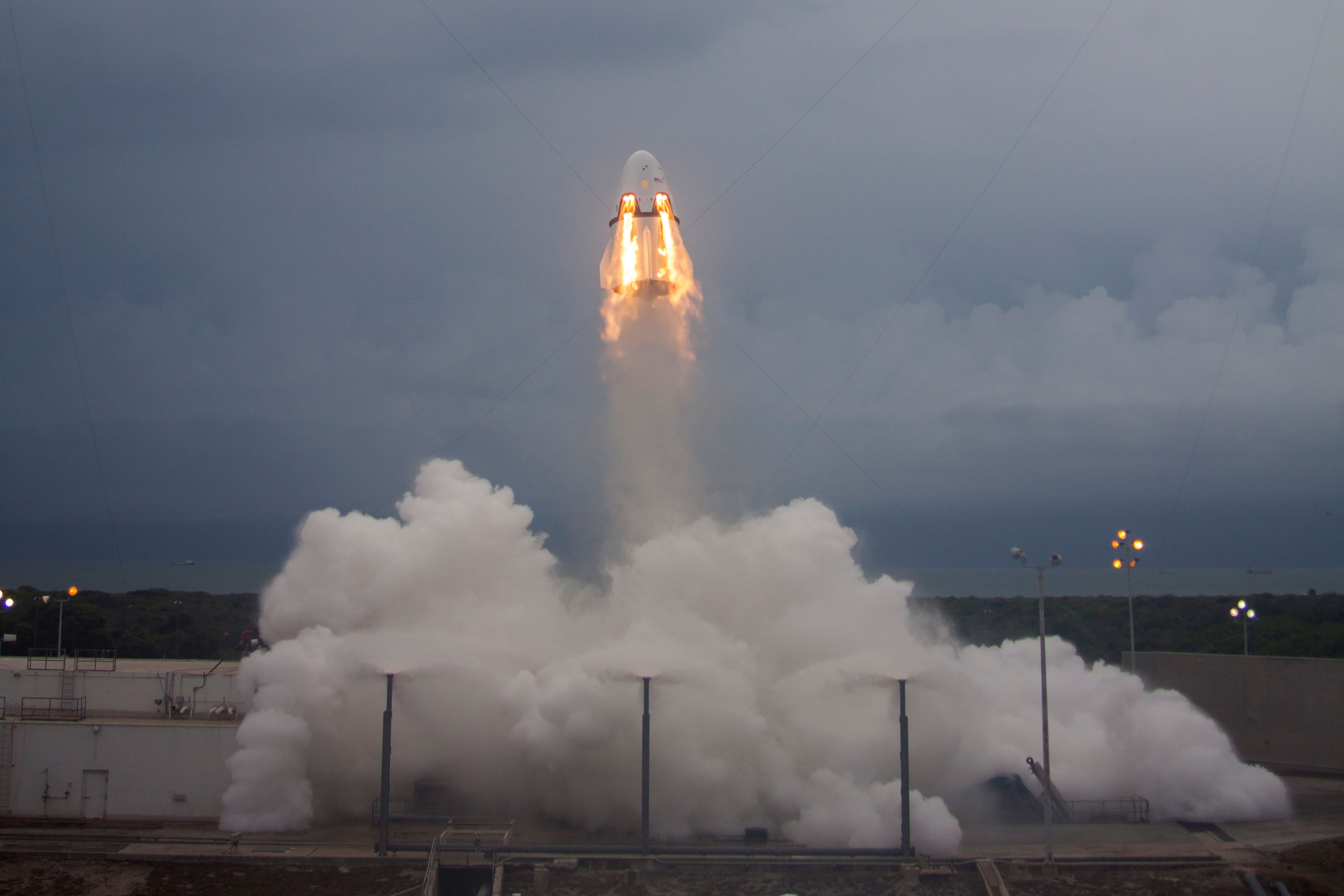 Test systemu ewakuacji załogowej kapsuły Dragon na platformie startowej, maj 2015 roku (Źródło: SpaceX)
