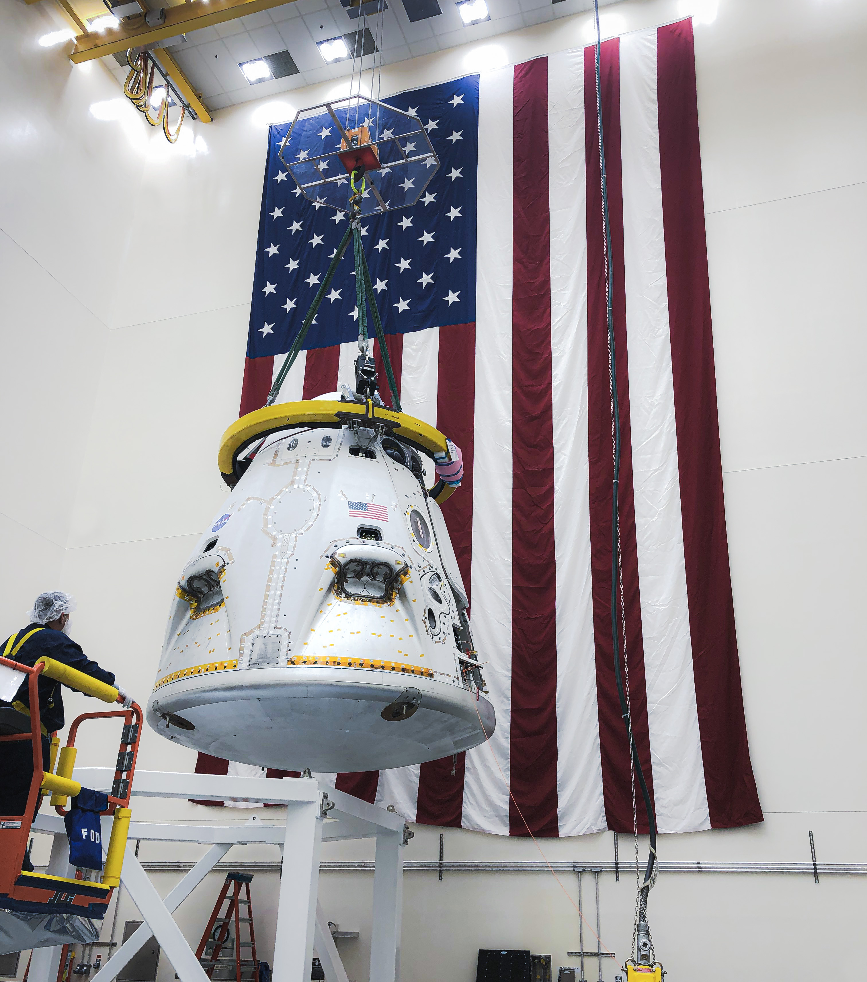 Załogowy Dragon podczas przygotowań do misji (Źródło: SpaceX)