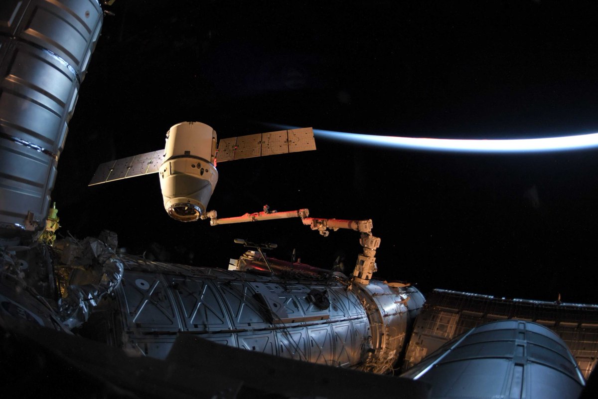 Dragon przed odłączeniem od ISS podczas misji CRS-17 (Źródło: David Saint-Jacques)