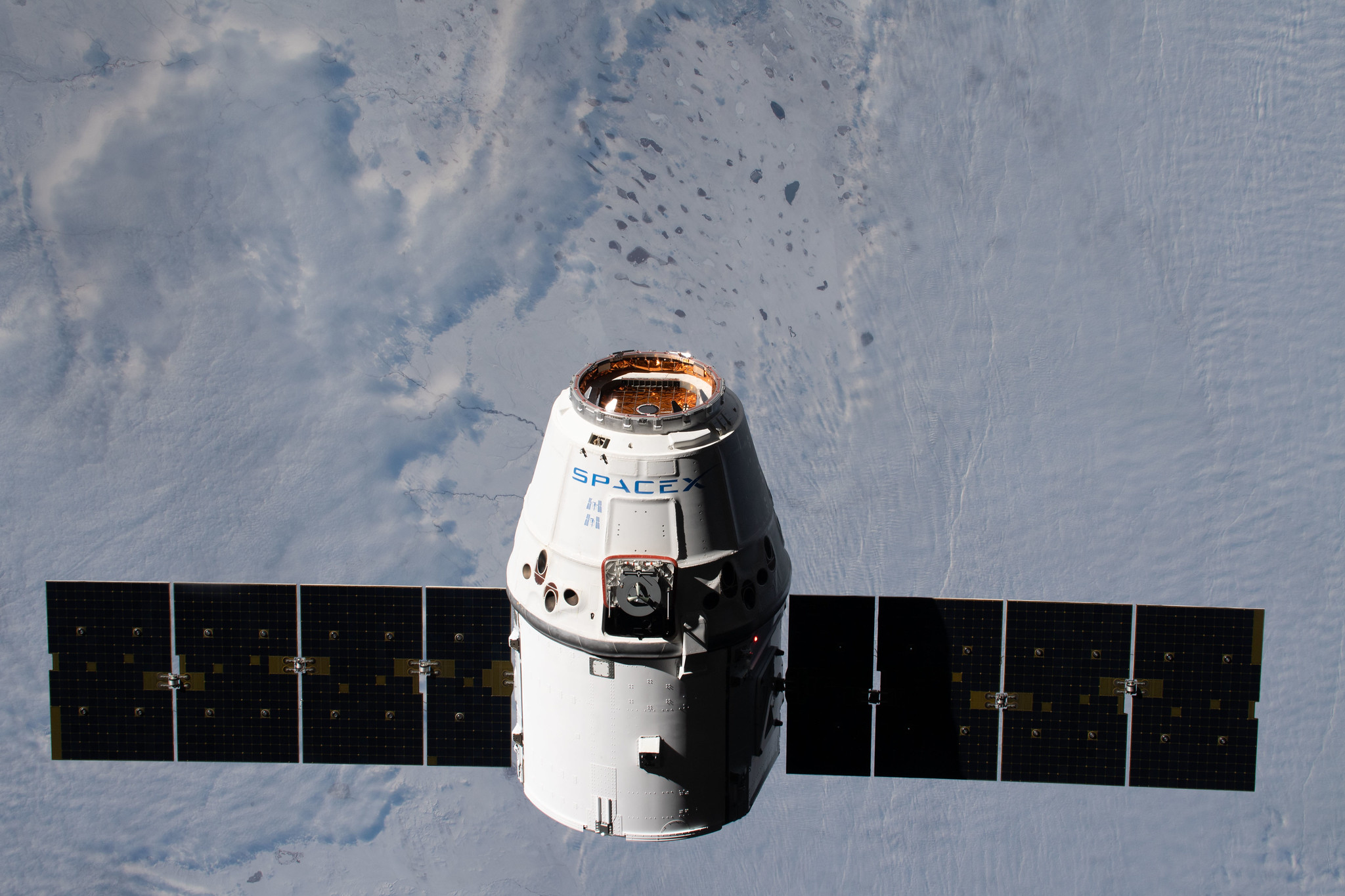 Dragon zbliżający się do Międzynarodowej Stacji Kosmicznej w ramach misji CRS-19 (Źrodło: NASA)