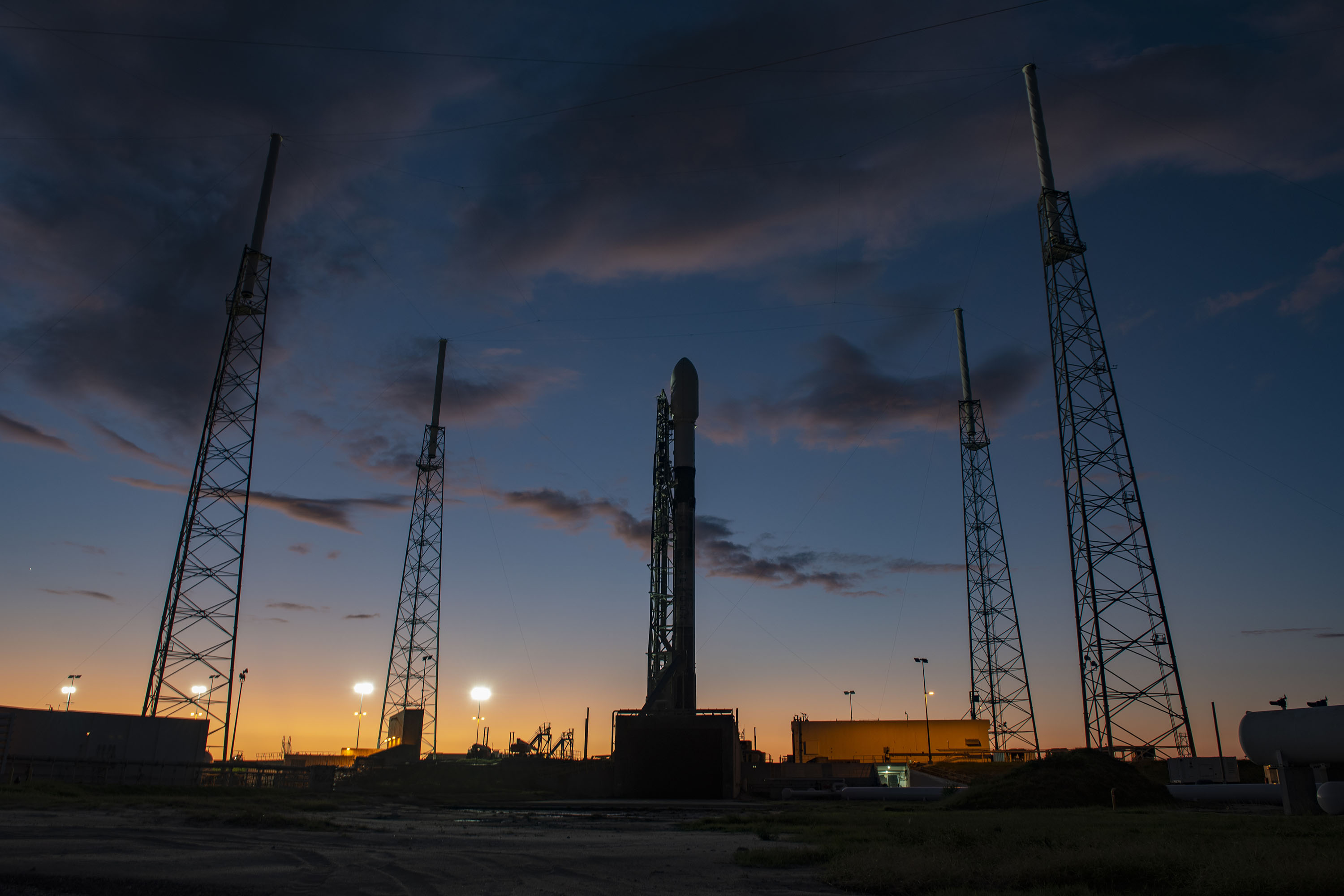 Rakieta Falcon 9 na platformie startowej SLC-40 przed misją Starlink-2 (Źródło: SpaceX)