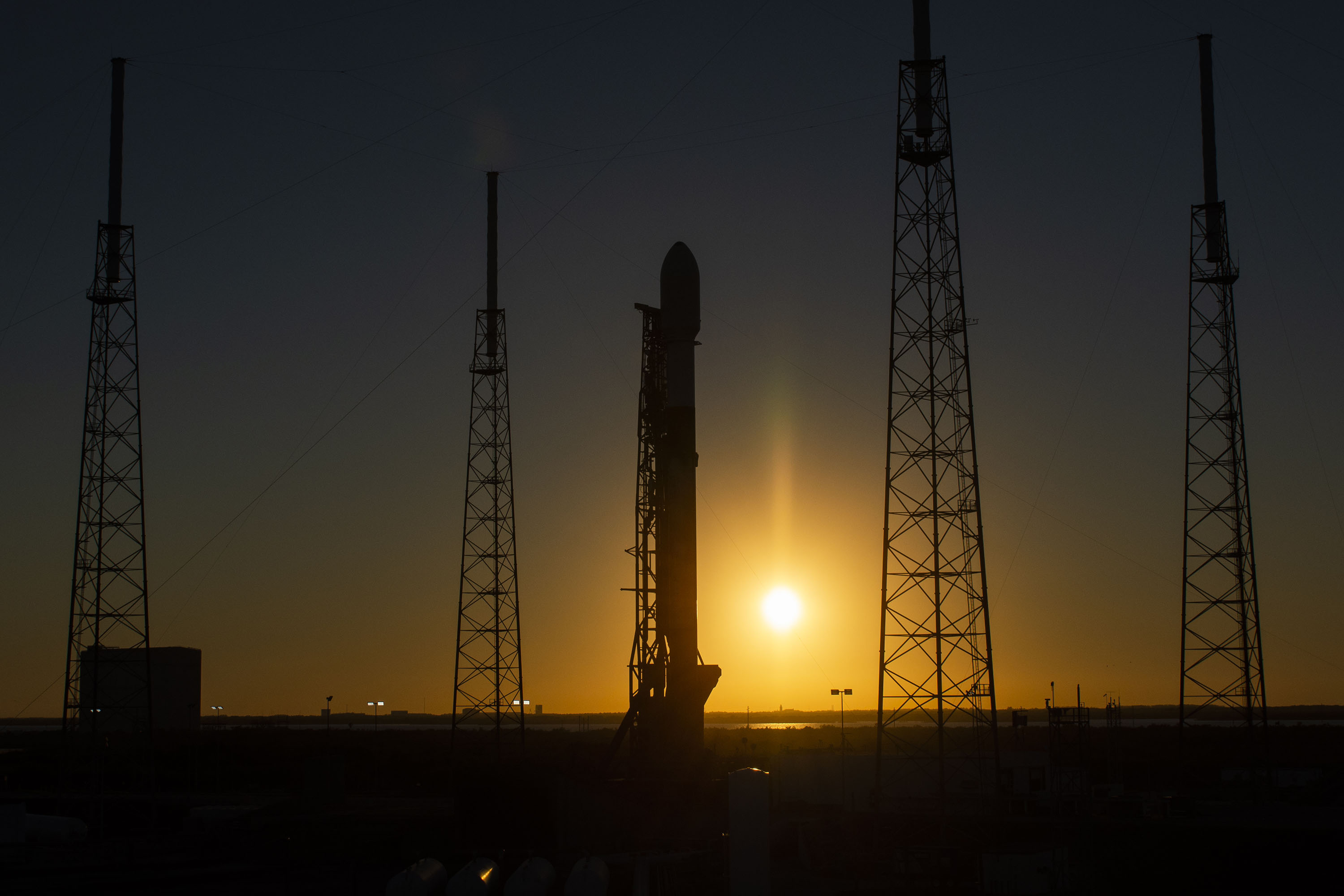 Rakieta Falcon 9 na platformie startowej SLC-40 przed misją Starlink-4 (Źródło: SpaceX)