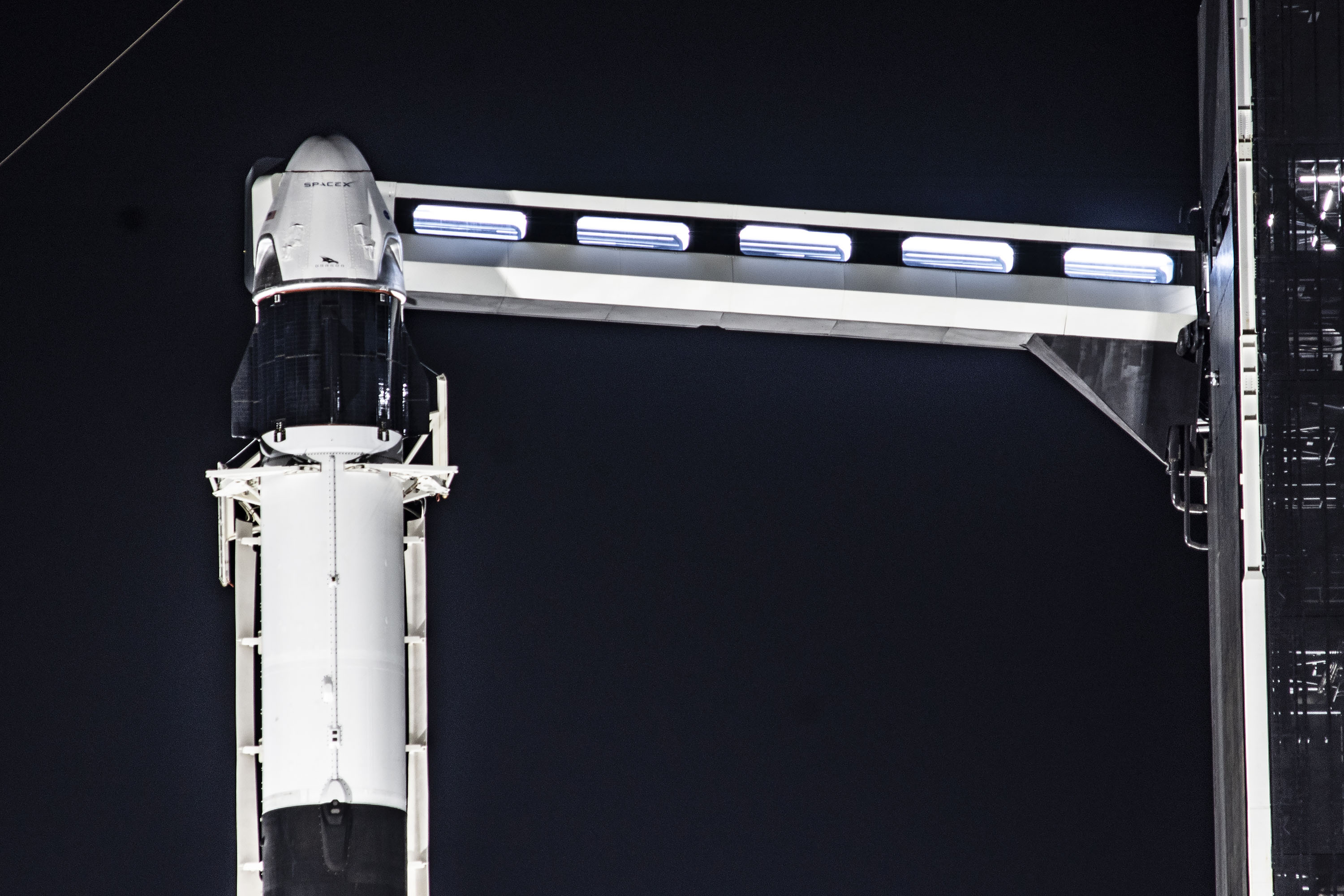 Rakieta Falcon 9 z załogowym statkiem Dragon na szczycie przed testem systemu ewakuacji kapsuły w czasie lotu (Źródło: SpaceX)