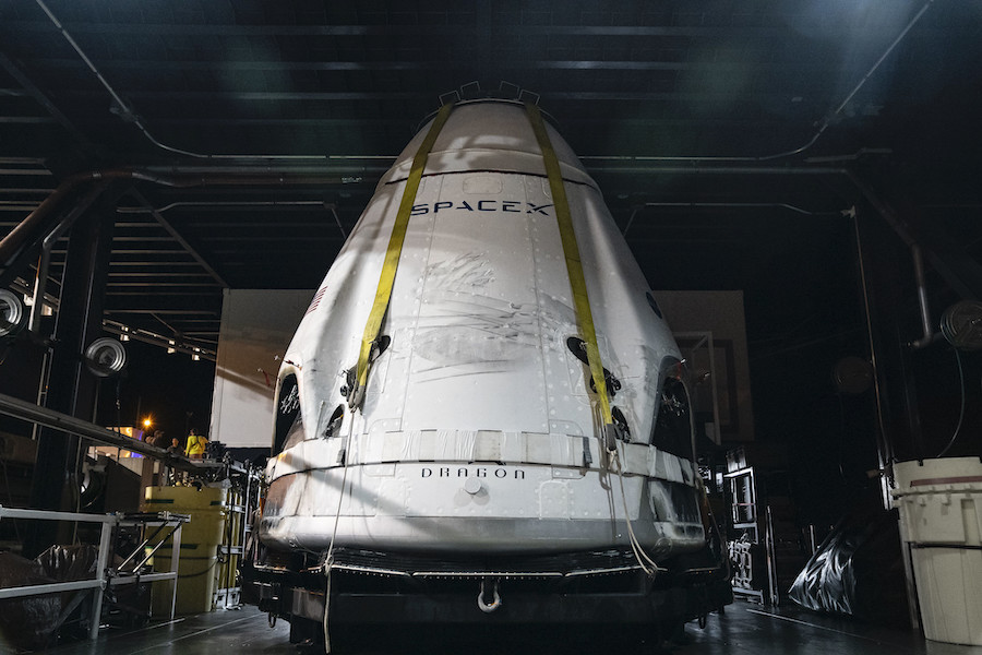 Załogowa kapsuła Dragon po powrocie do portu Canaveral po teście systemu ewakuacji (Źródło: SpaceX)