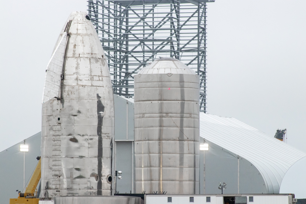 Starship Mk1 oraz Starship SN1 stojące obok siebie w ośrodku SpaceX w Boca Chica w Teksasie (Źródło: Jack Beyer dla NSF L2, NASASpaceFlight.com)