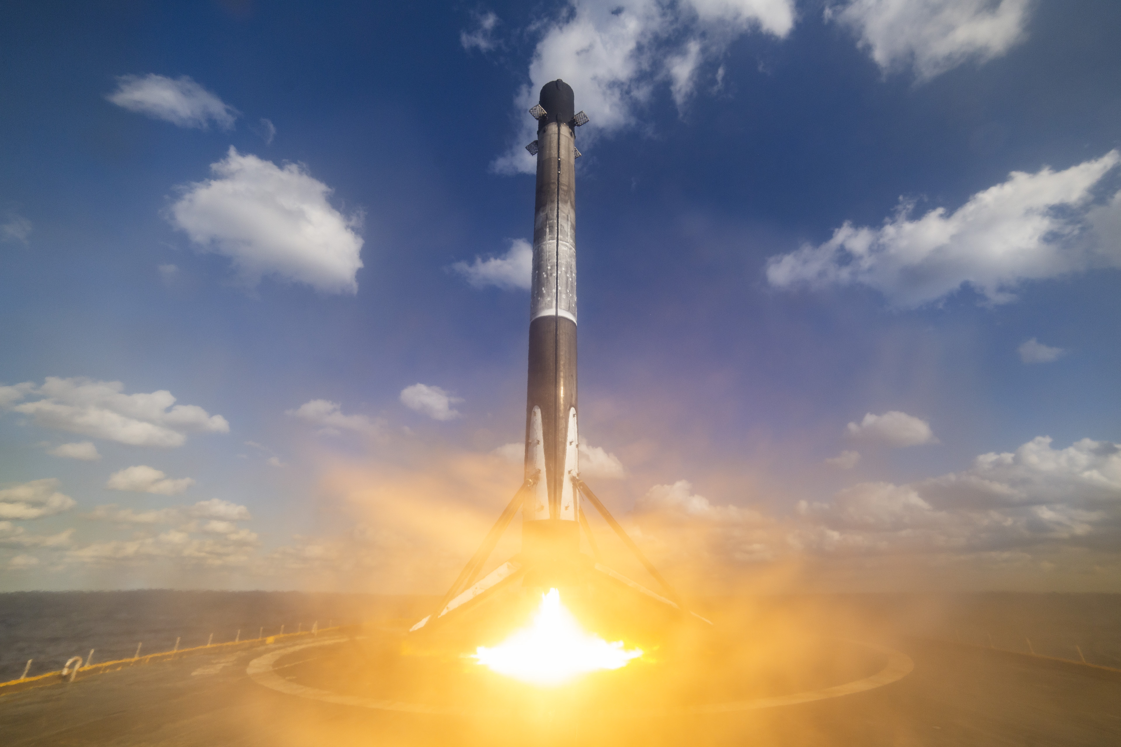 Lądowanie pierwszego stopnia po misji Starlink-4 (Źródło: SpaceX)