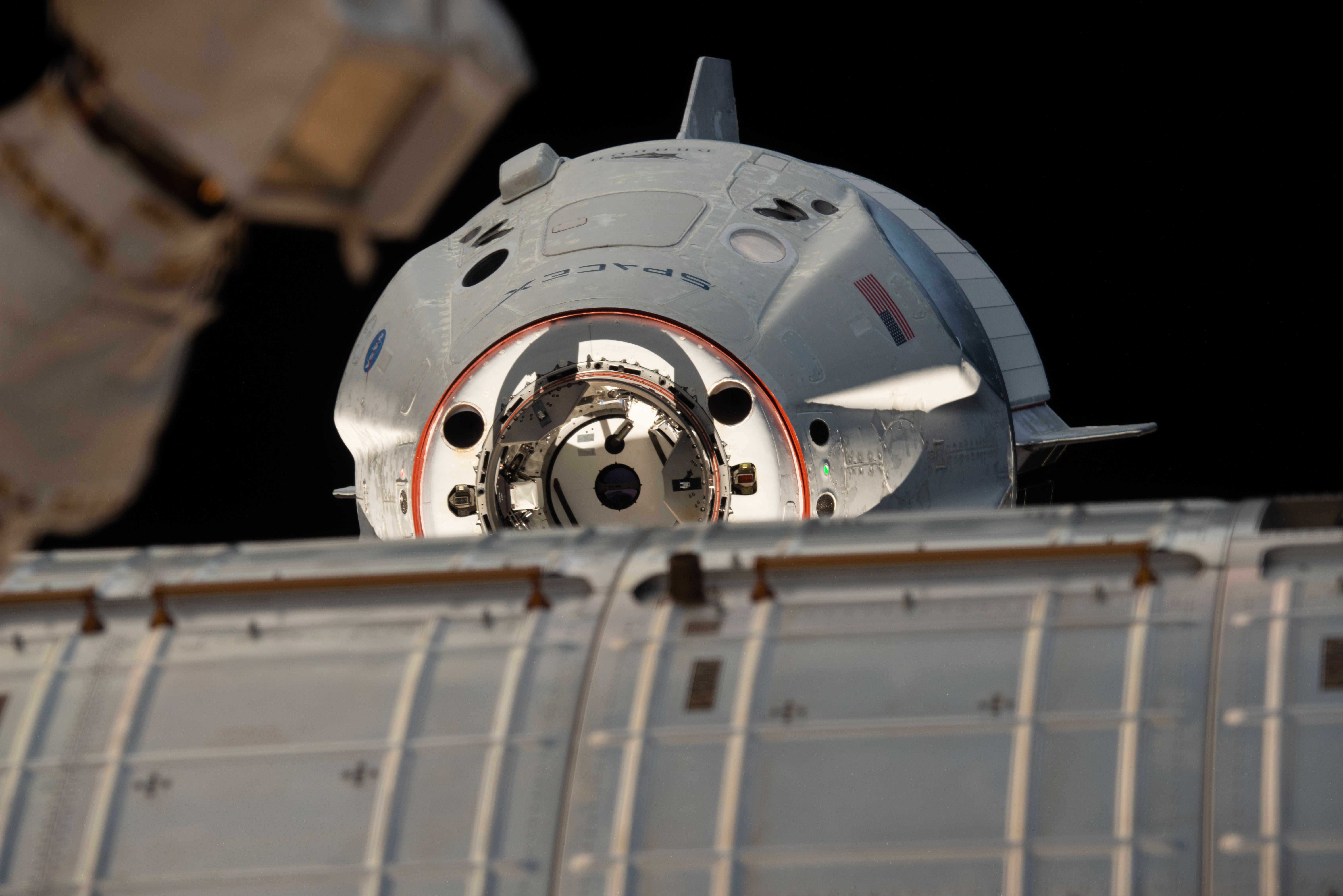 Statek Dragon 2 zbliżający się do ISS podczas misji Crew Demo-1 (Źródło: NASA)