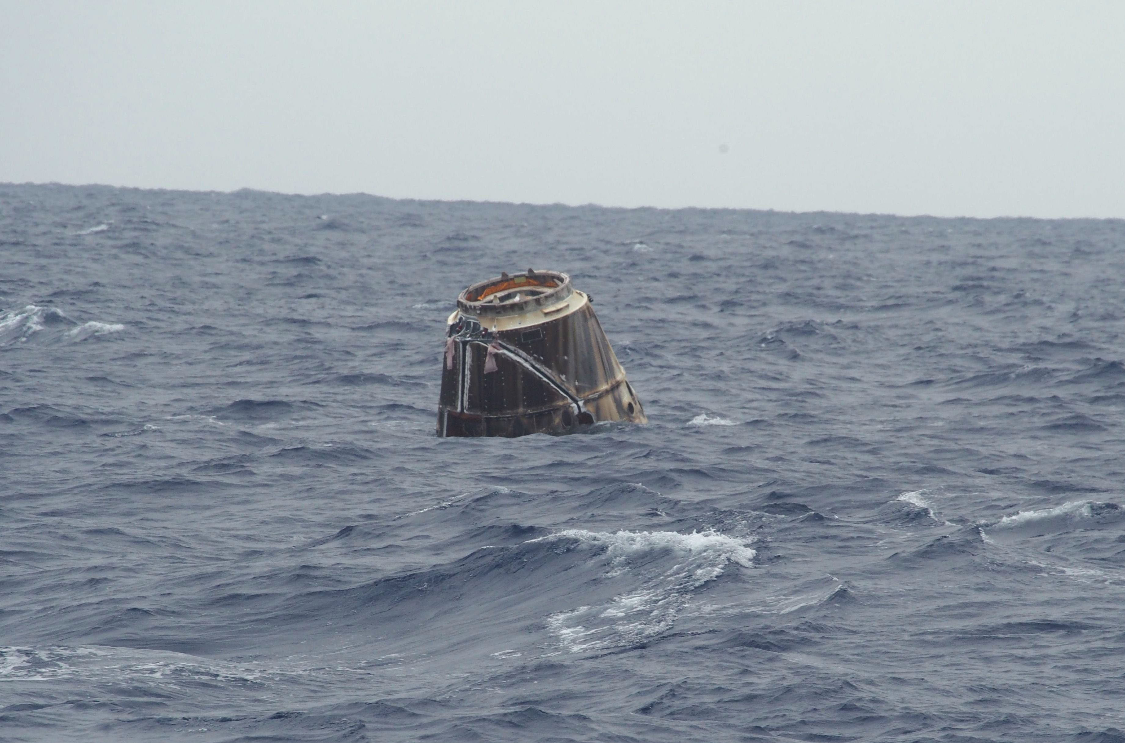 Kapsuła Dragon w Oceanie Spokojnym po zakończeniu misji COTS 2 (Źródło: SpaceX/NASA)