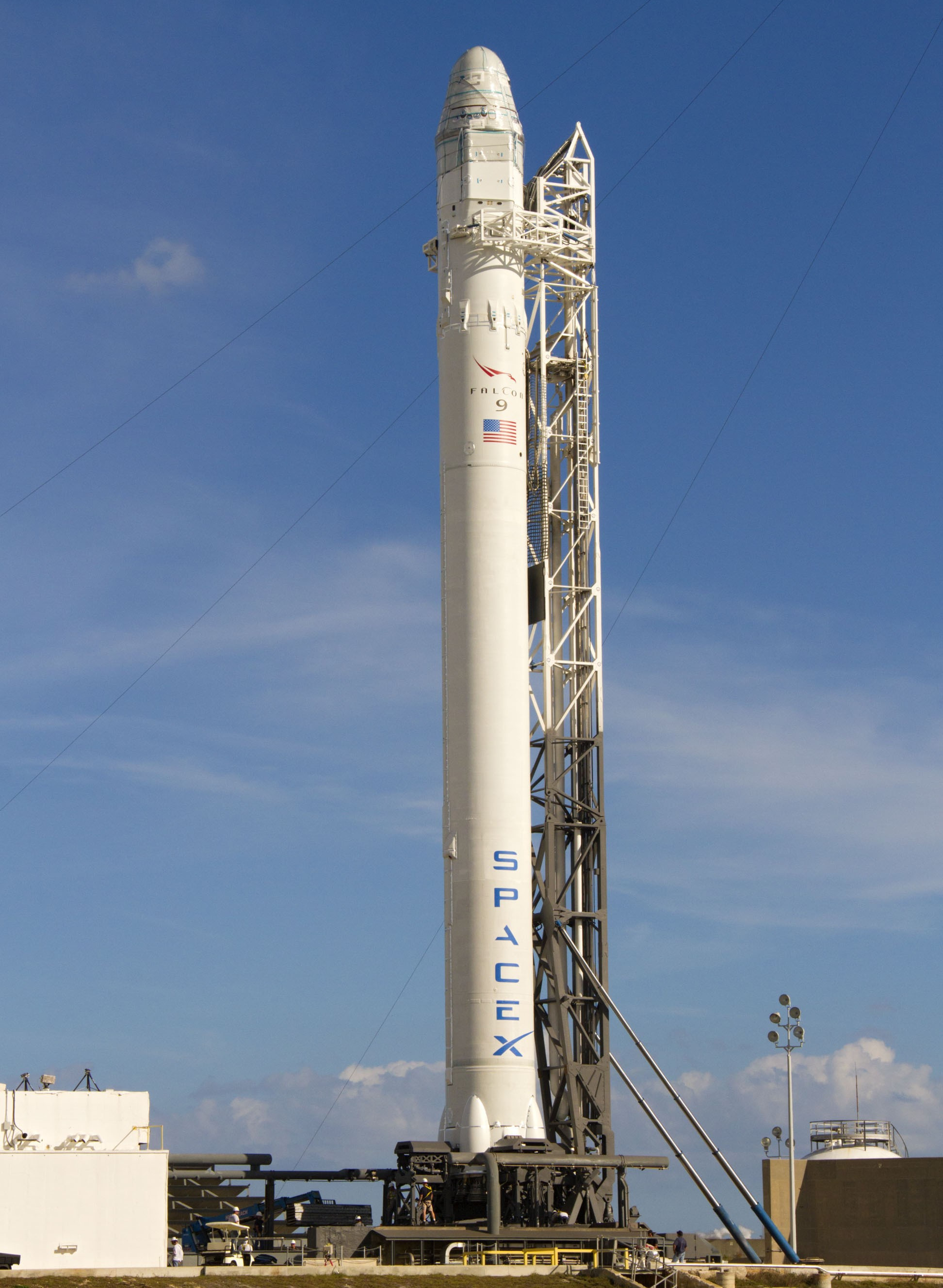 Rakieta Falcon 9 ze statkiem Dragon na platformie startowej SLC-40 przed startem z misją COTS 2 (Źródło: NASA/Cory Huston)