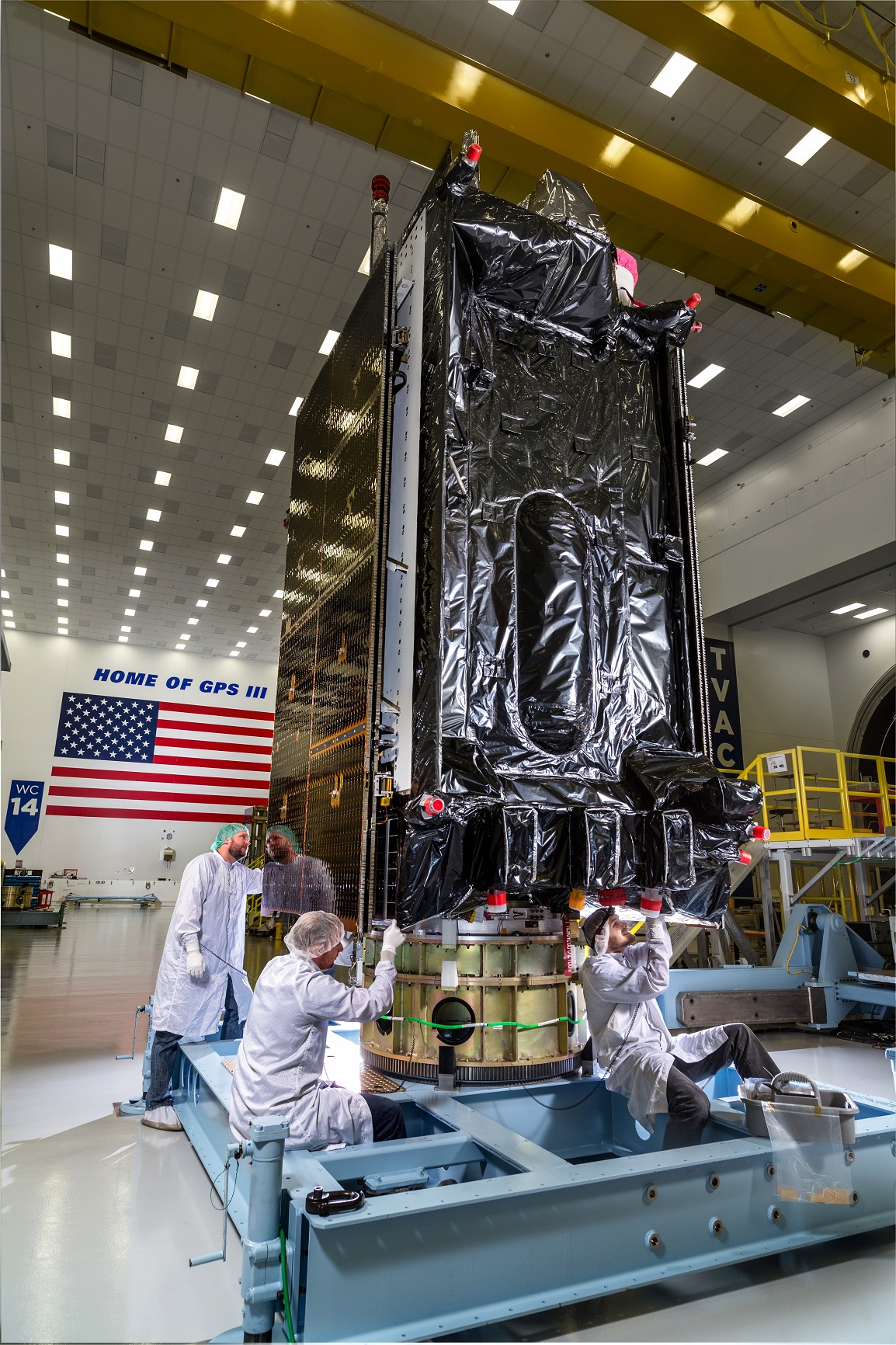 Satelita GPS III SV03 podczas pakowania przed podróżą na Cape Canaveral (Źródło: Lockheed Martin)