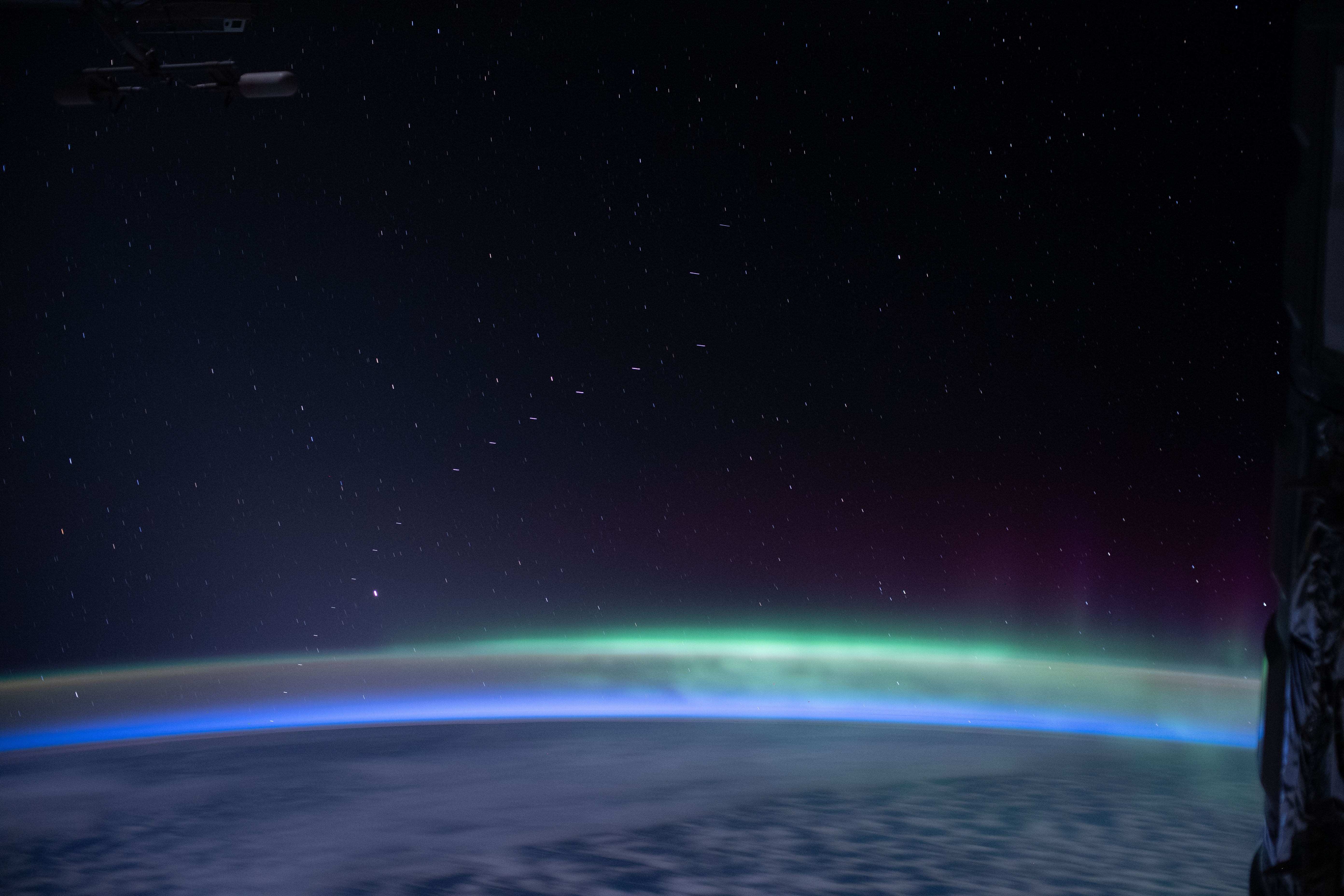 Grupa satelitów Starlink widoczna z pokładu Międzynarodowej Stacji Kosmicznej (Źródło: NASA)