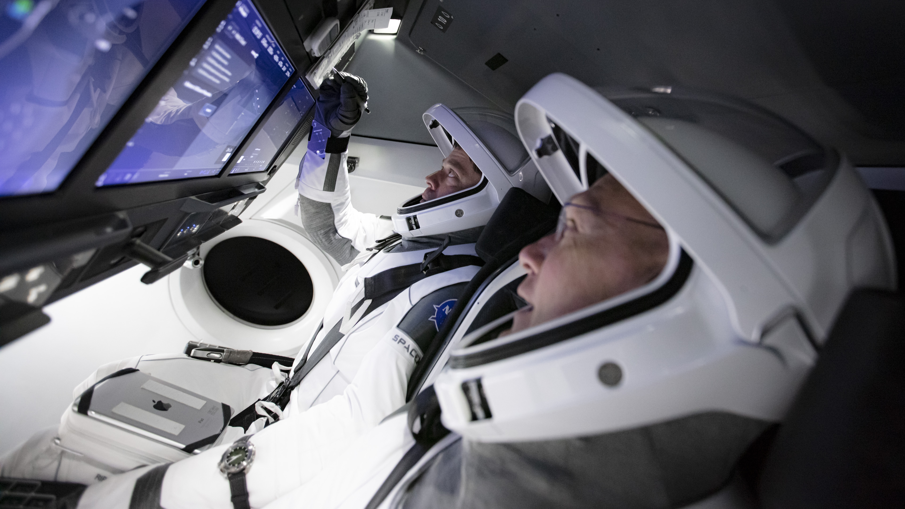 Robert Behnken oraz Douglas Hurley (na pierwszym planie) w symulatorze załogowej kapsuły Dragon (Źródło: SpaceX)
