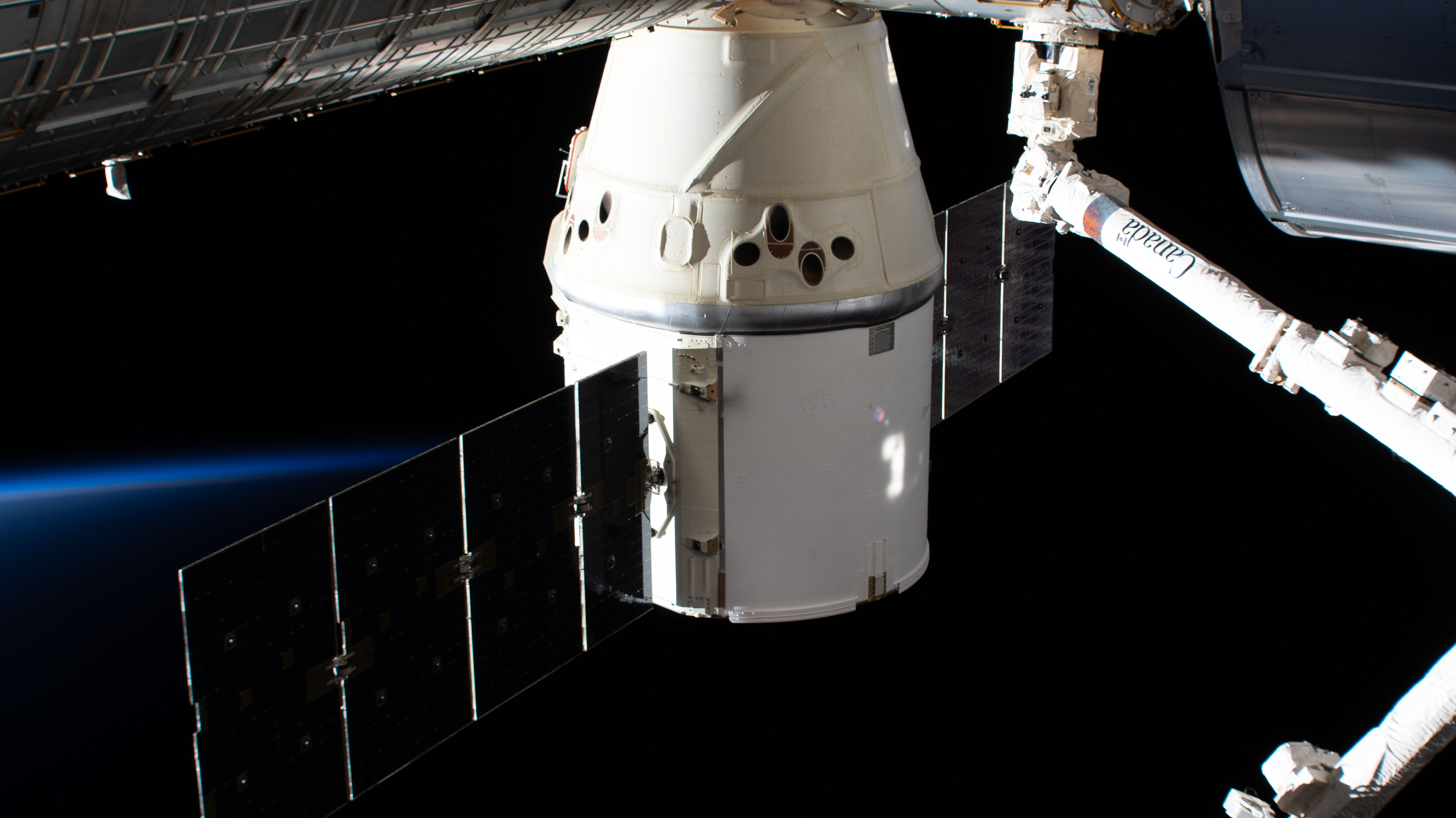 Dragon zacumowany do modułu Harmony na Międzynarodowej Stacji Kosmicznej podczas misji CRS-20 (Źródło: NASA Johnson)