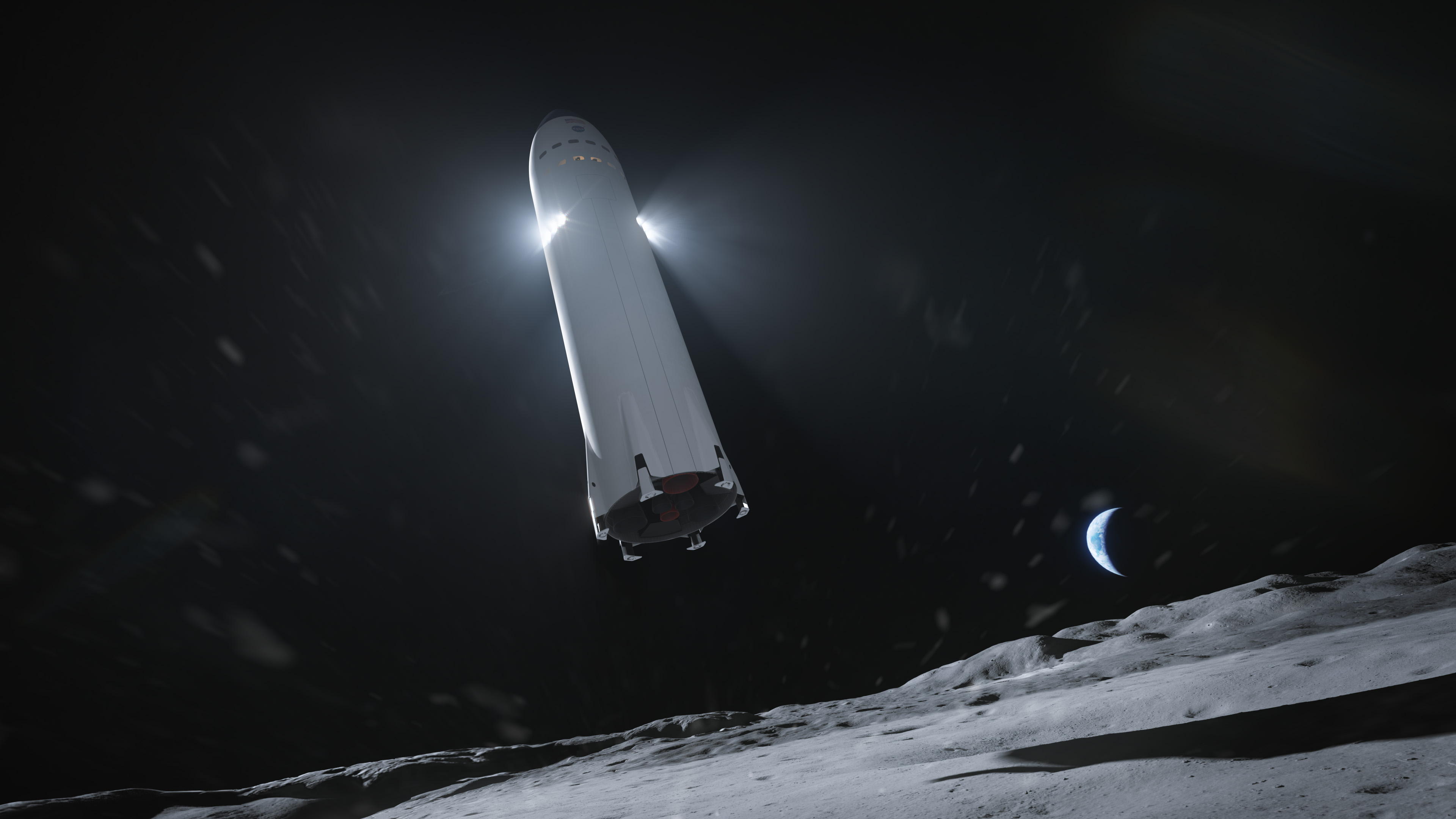Wizja artystyczna przedstawiająca statek Starship podczas lądowania na Księżycu zaprezentowana po ogłoszeniu wstępnych kontraktów w kwietniu 2020 roku (Źródło: SpaceX)