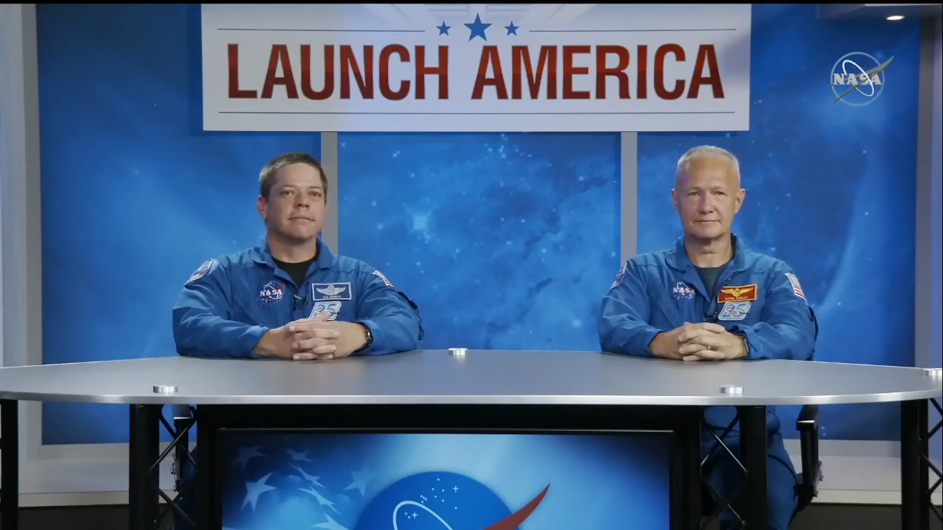 Astronauci Robert Behnken i Douglas Hurley podczas konferencji prasowej (Źródło: NASA TV)