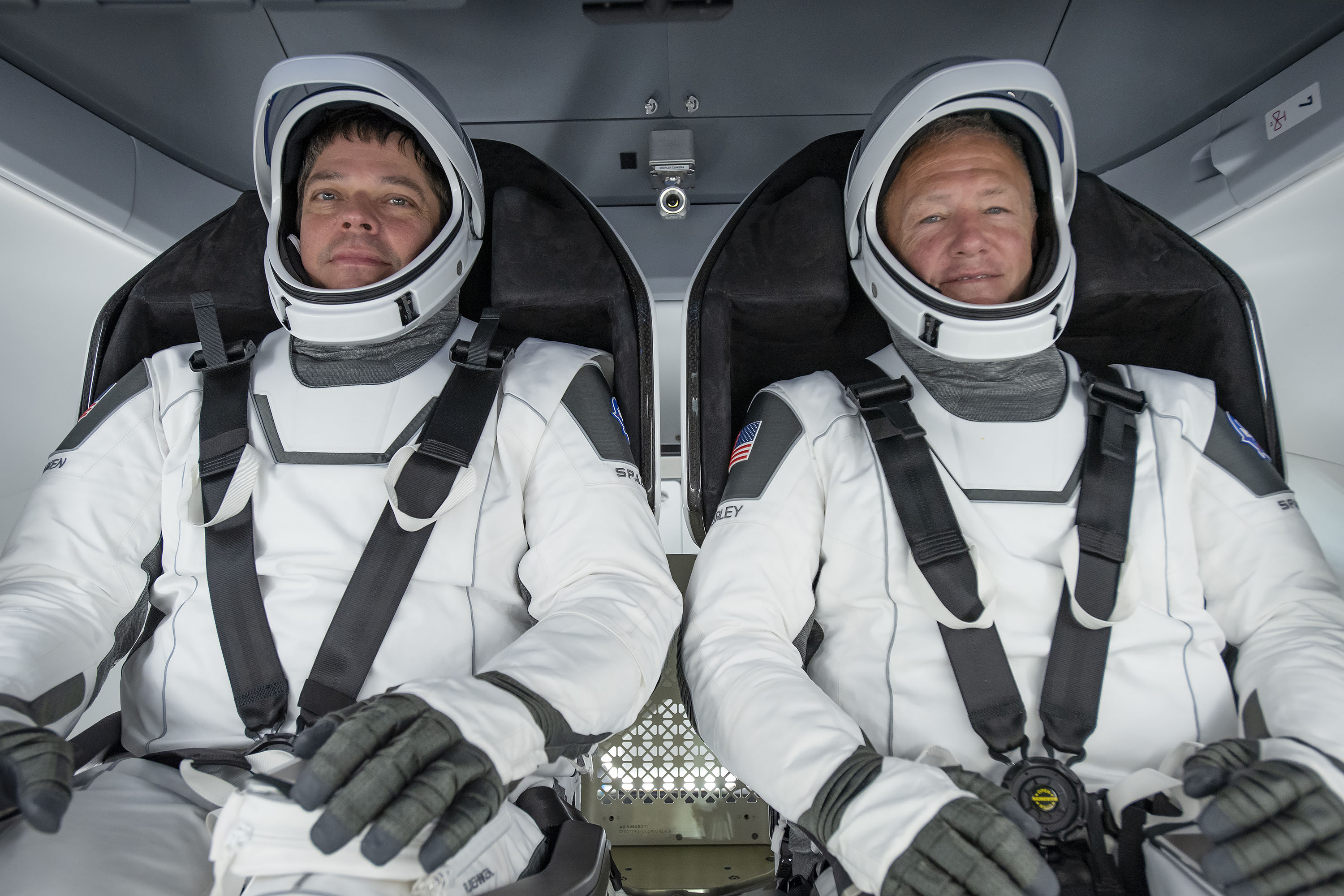 Astronauci Robert Behnken i Douglas Hurley w skafandrach kosmicznych (Źródło: SpaceX/NASA)