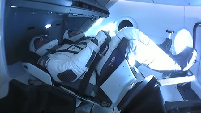 Astronauci Robert Behnken i Douglas Hurley wewnątrz statku Dragon podczas startu z misją Crew Demo-2 (Źródło: NASA/SpaceX)