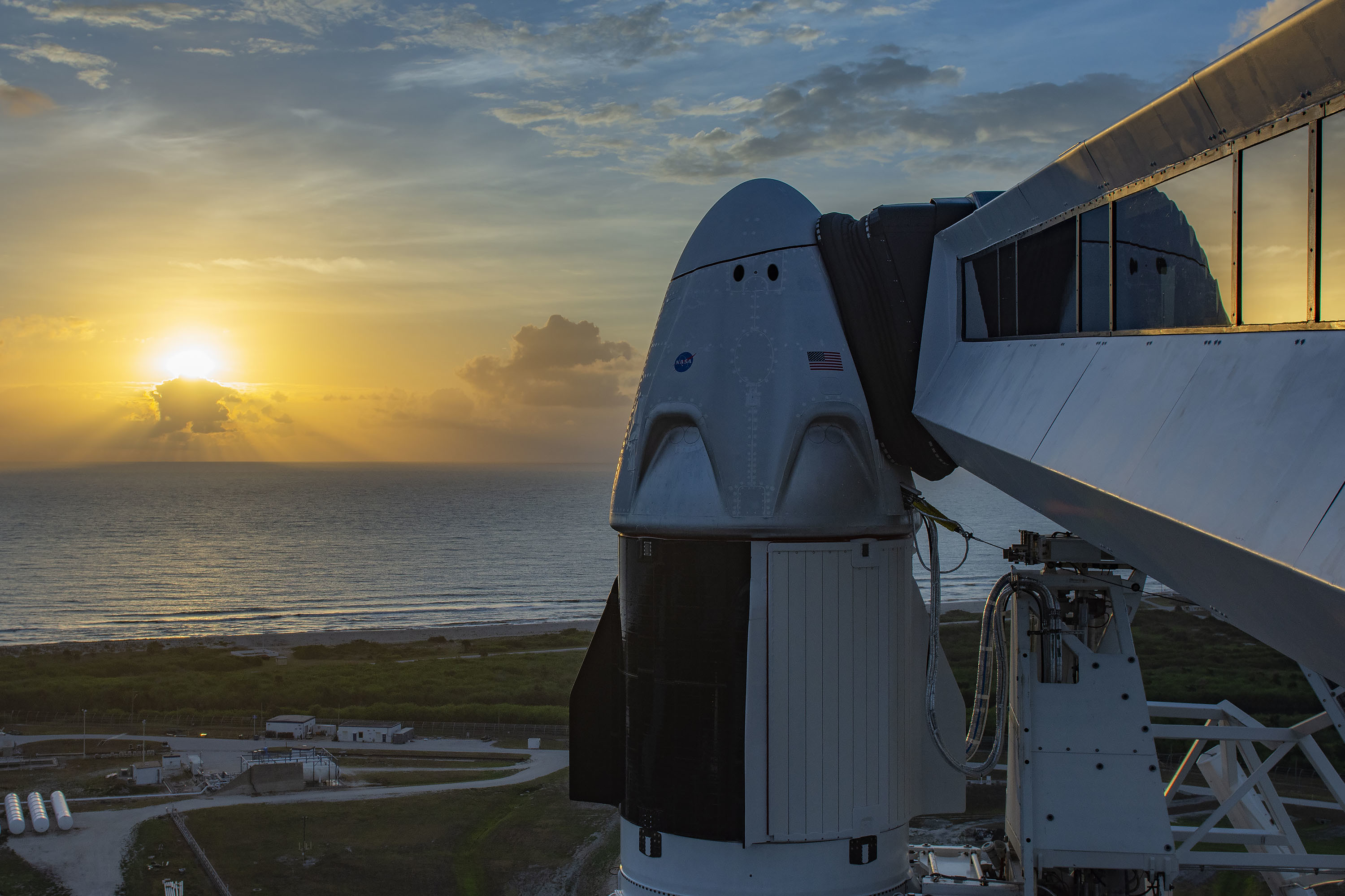 Załogowy statek Dragon na szczycie rakiety Falcon 9 przed misją Crew Demo-2 (Źródło: SpaceX)