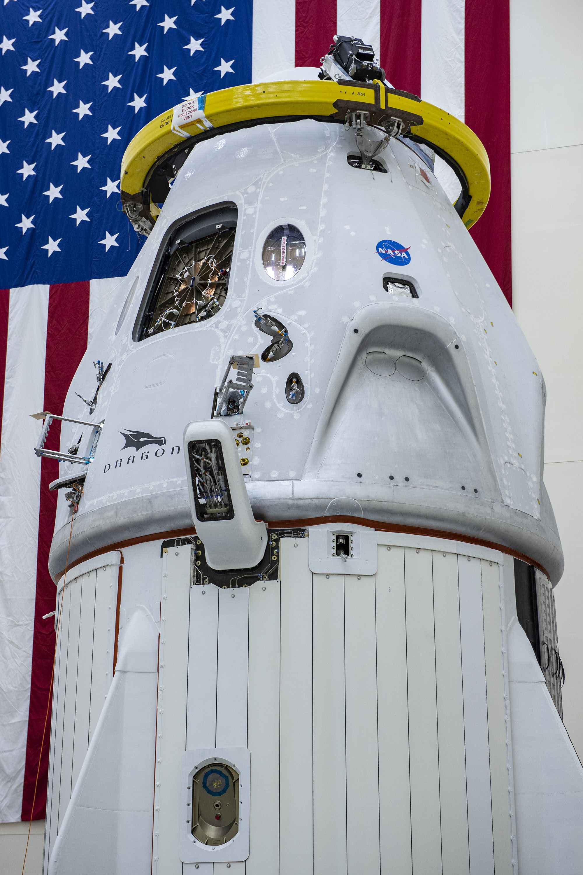 Statek Dragon podczas ostatnich przygotowań do misji Crew Demo-2 (Źródło: SpaceX)