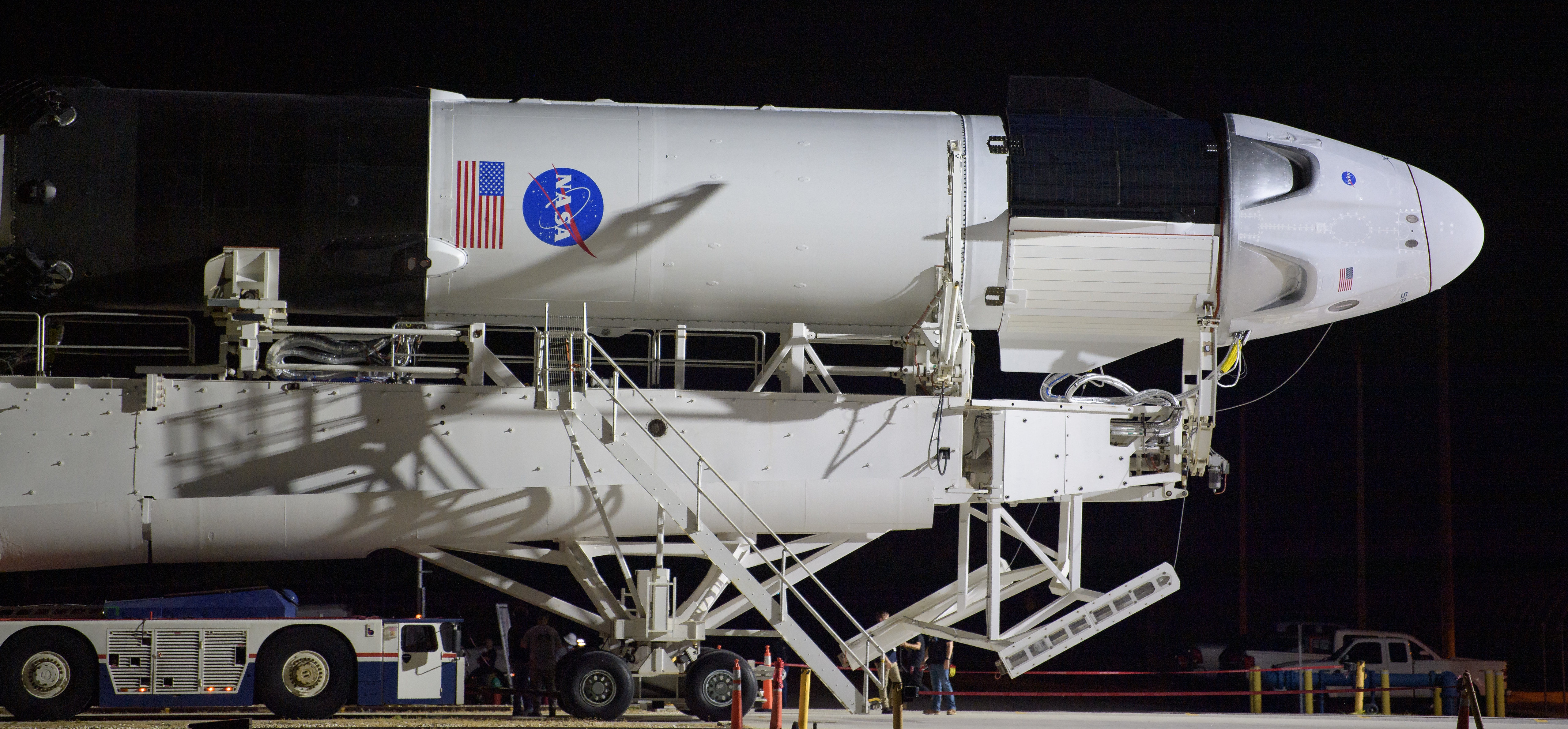 Rakieta Falcon 9 ze statkiem Dragon podczas transportu na platformę startową LC-39A (Źródło: NASA)