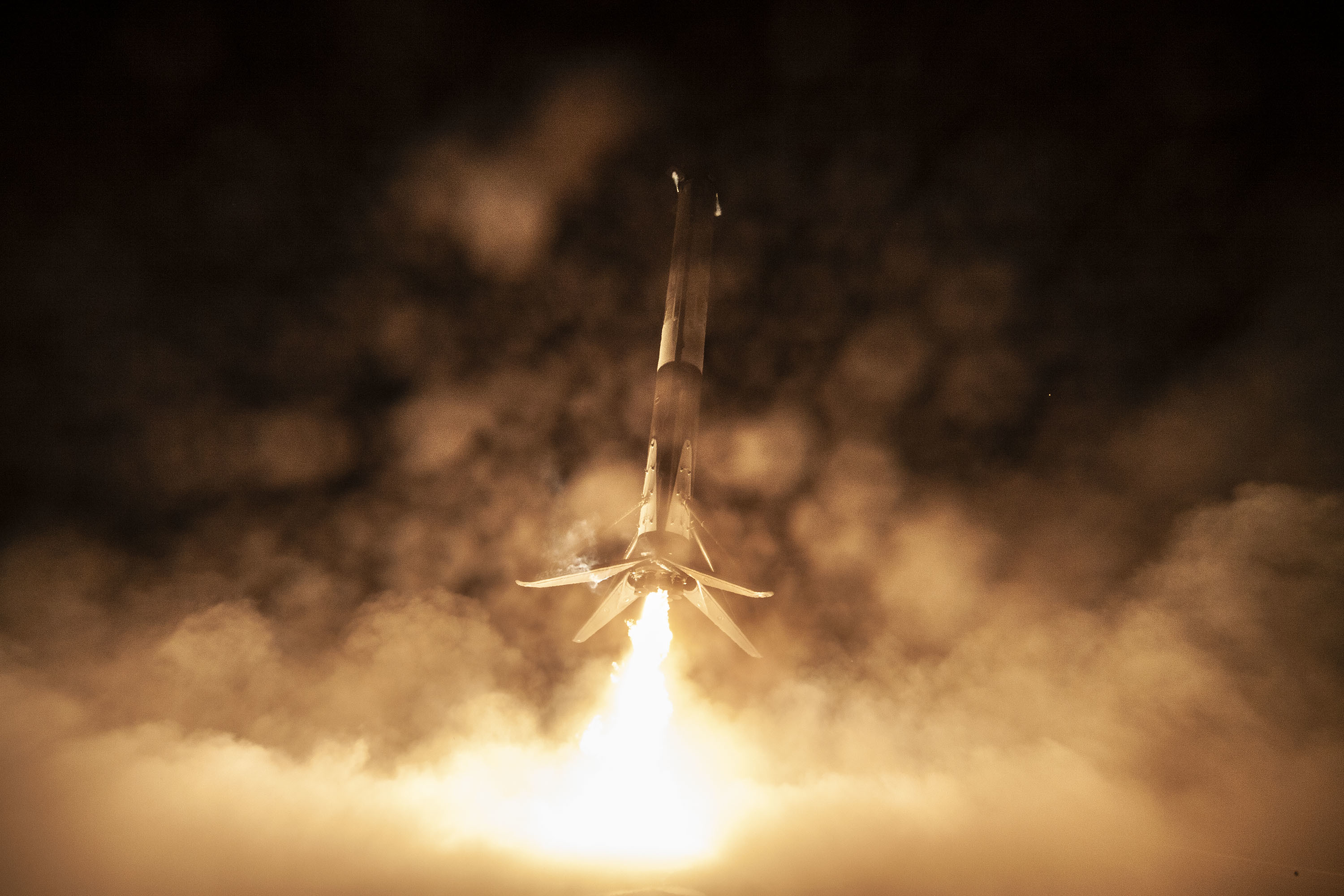 Lądowanie pierwszego stopnia rakiety Falcon 9 podczas misji Crew Demo-1 (Źródło: SpaceX)