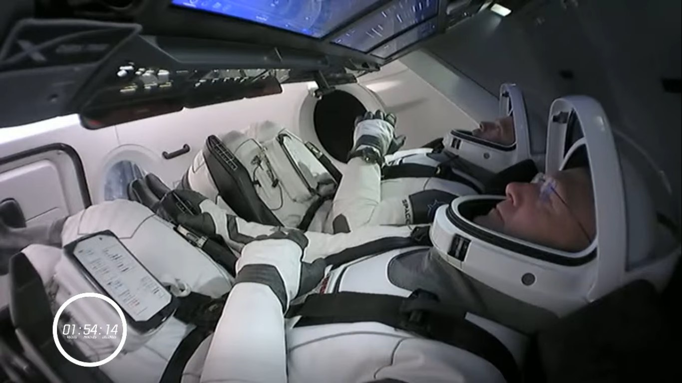 Astronauci Douglas Hurley i Robert Behnken wewnątrz statku Dragon niecałe dwie godziny przed startem (Źródło: NASA/SpaceX)