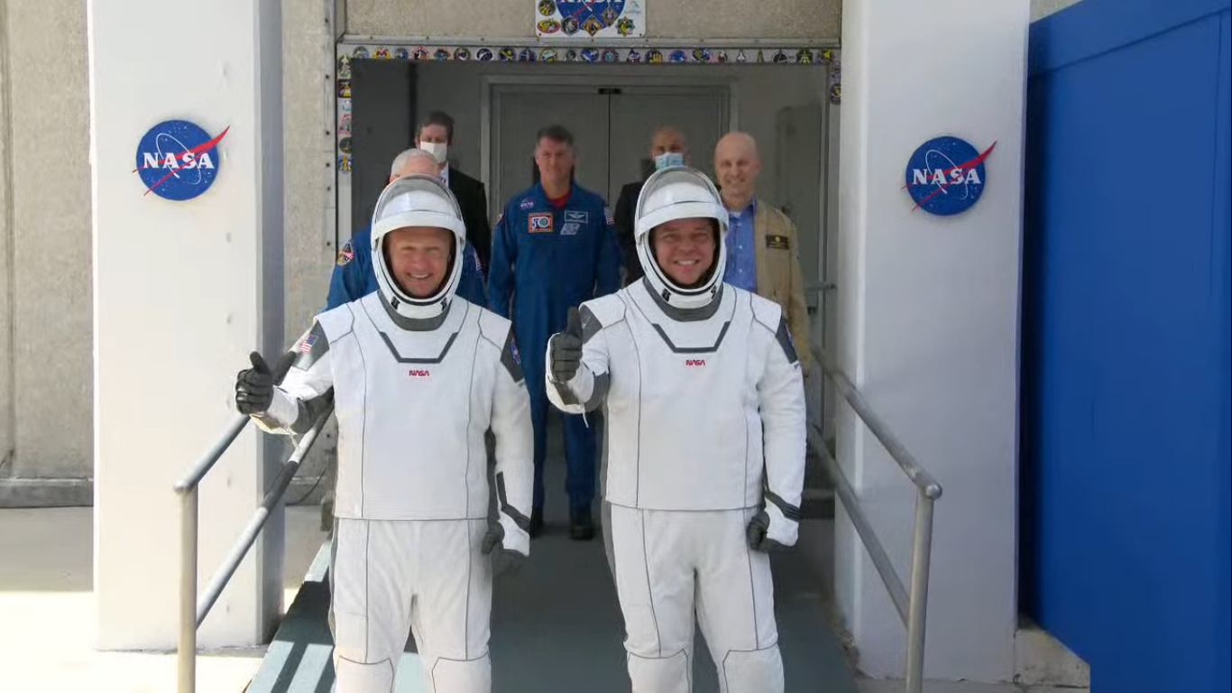 Astronauci Douglas Hurley i Robert Behnken rozpoczynający podróż na platformę LC-39A (Źródło: NASA)