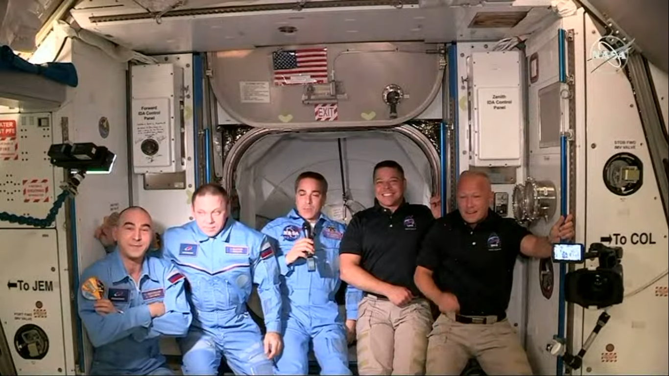 Obecna załoga ISS – od lewej: Anatolij Iwaniszyn, Iwan Wagner, Christopher Cassidy, Robert Behnken, Douglas Hurley (Źródło: NASA)