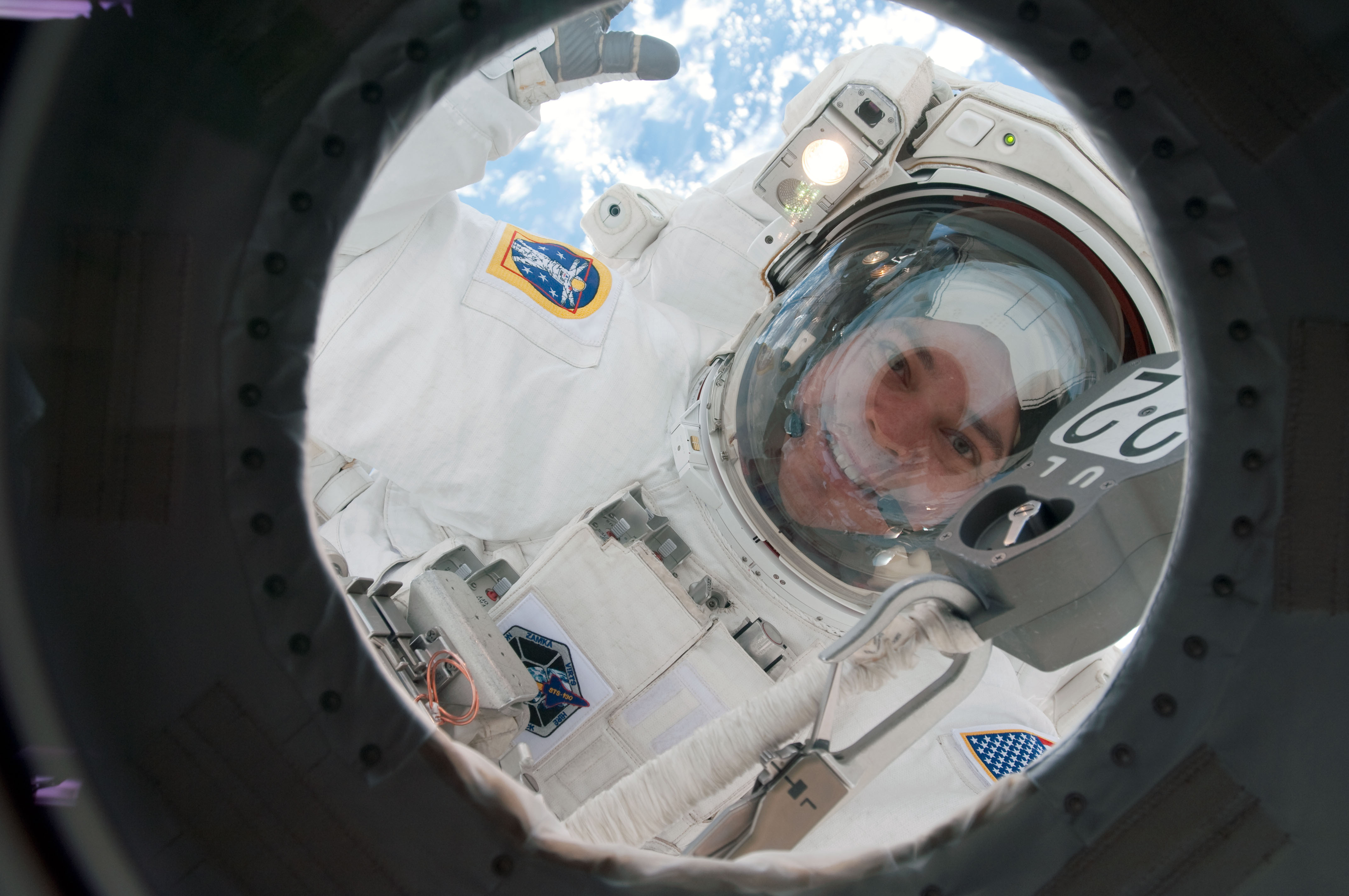 Astronauta Robert Behnken podczas spaceru kosmicznego w czasie misji STS-130 (Źródło: NASA)