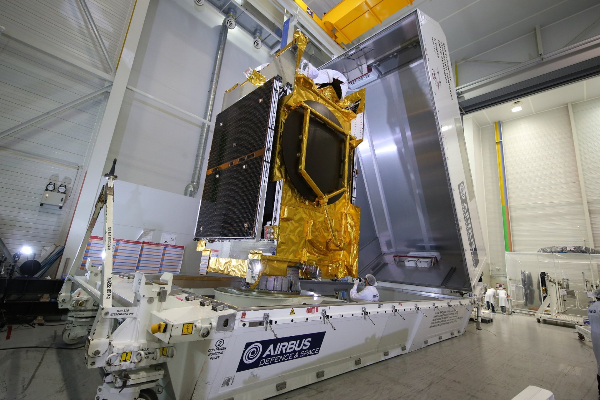 Satelita ANASIS-II przed transportem na Florydę (Źródło: Airbus Defence and Space)
