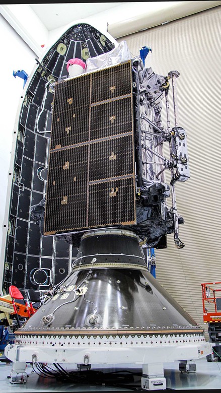 Satelita GPS III SV03 przed zamknięciem w osłonie aerodynamicznej (Źródło: SpaceX)