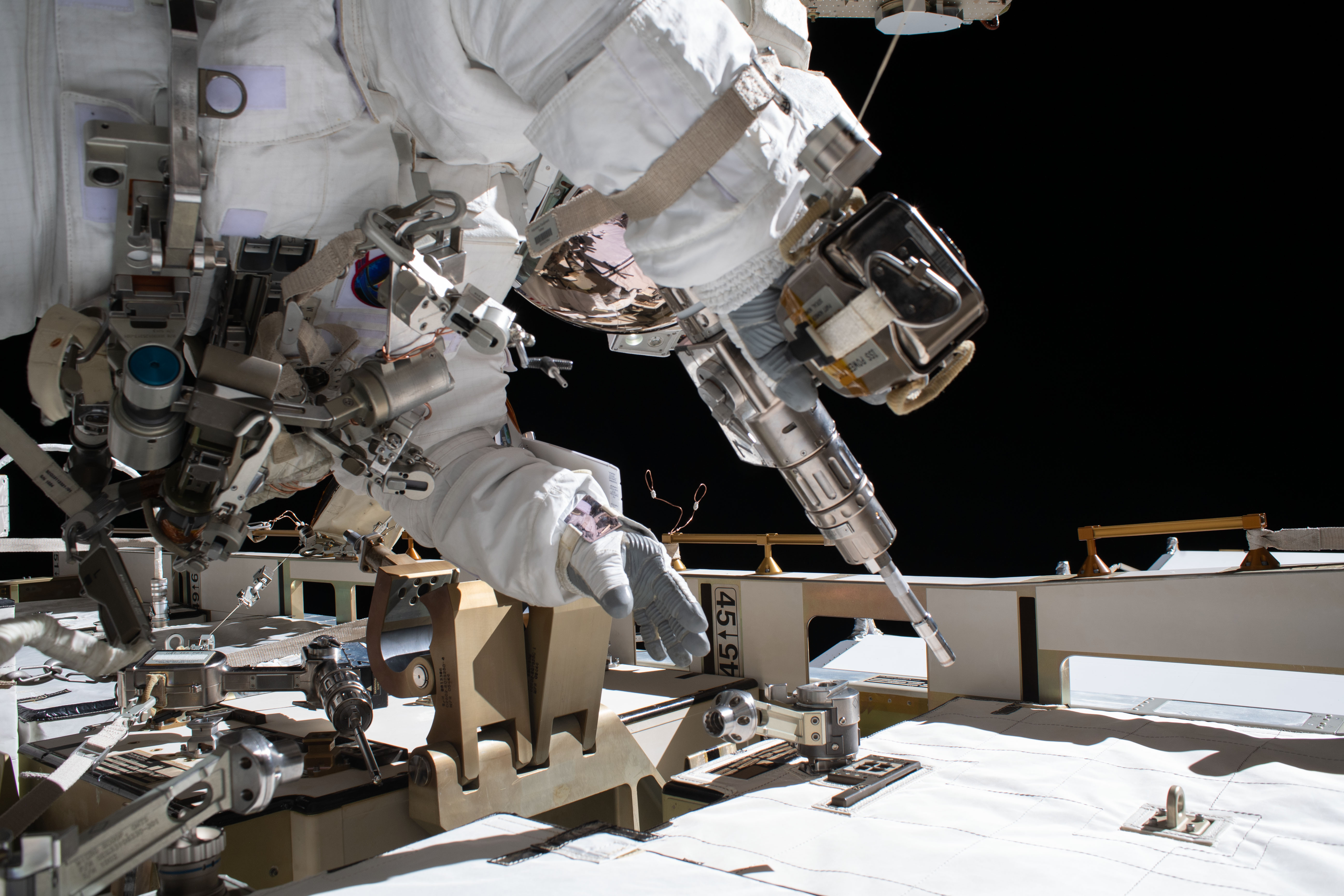 Robert Behnken podczas spaceru kosmicznego (Źródło: NASA Johnson)