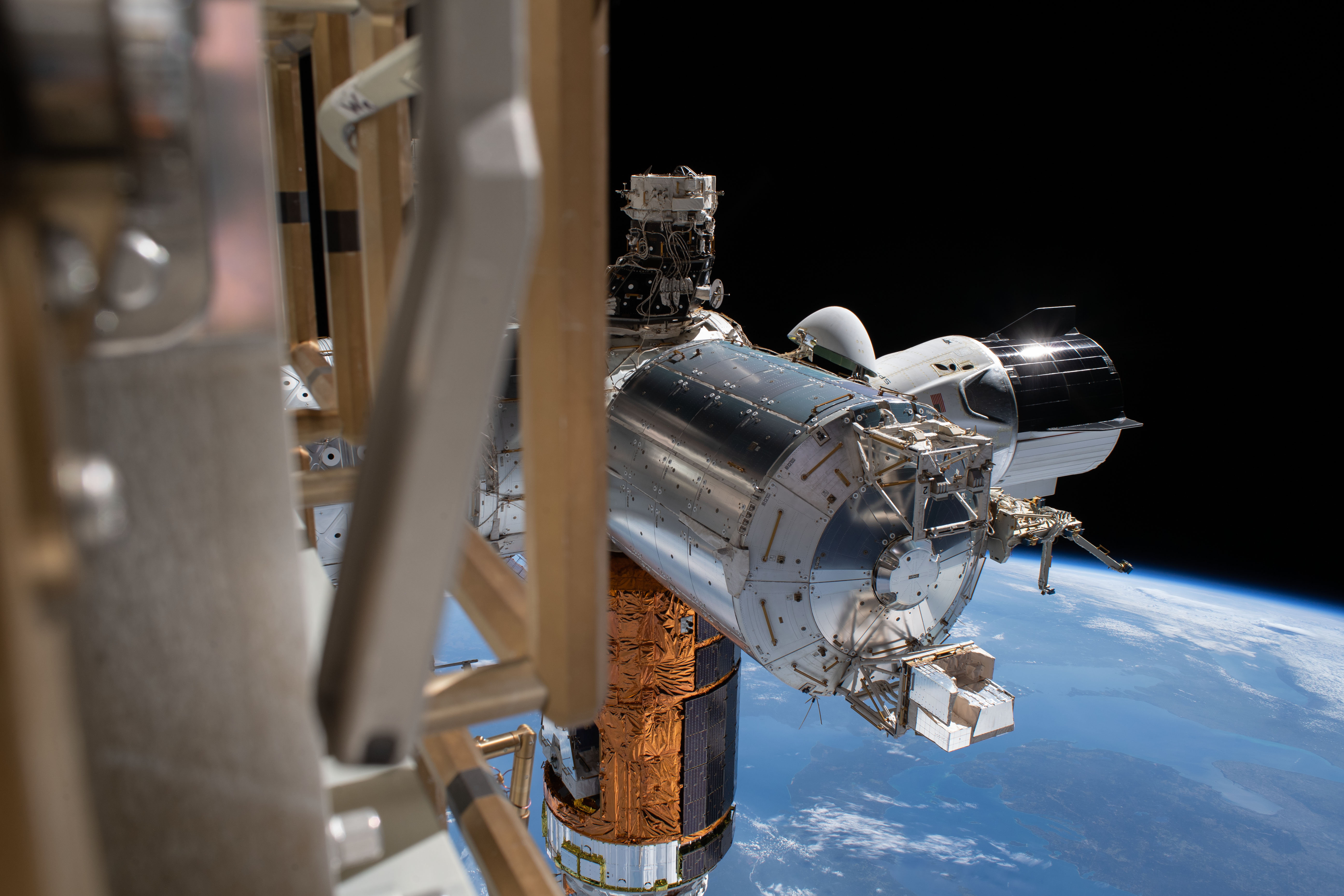 Załogowa kapsuła Dragon zadokowana do ISS w trakcie misji Crew Demo-2 (Źródło: NASA Johnson)