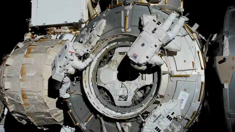 Behnken i Cassidy podczas ostatniego spaceru kosmicznego (Źródło: NASA)