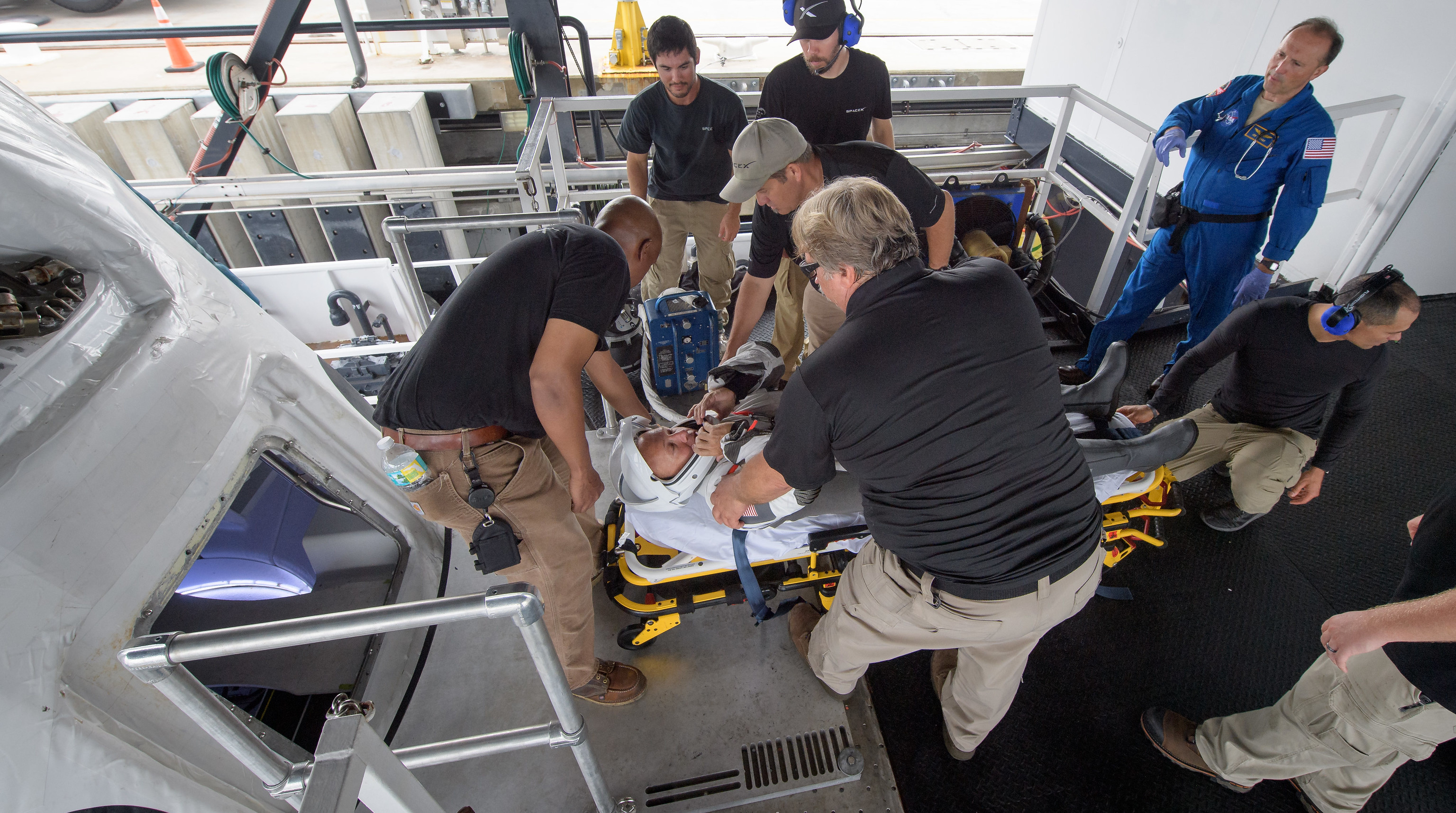Douglas Hurley podczas treningu procedury wyciągania astronautów z kapsuły po wodowaniu (Źródło: Bill Ingals/NASA)