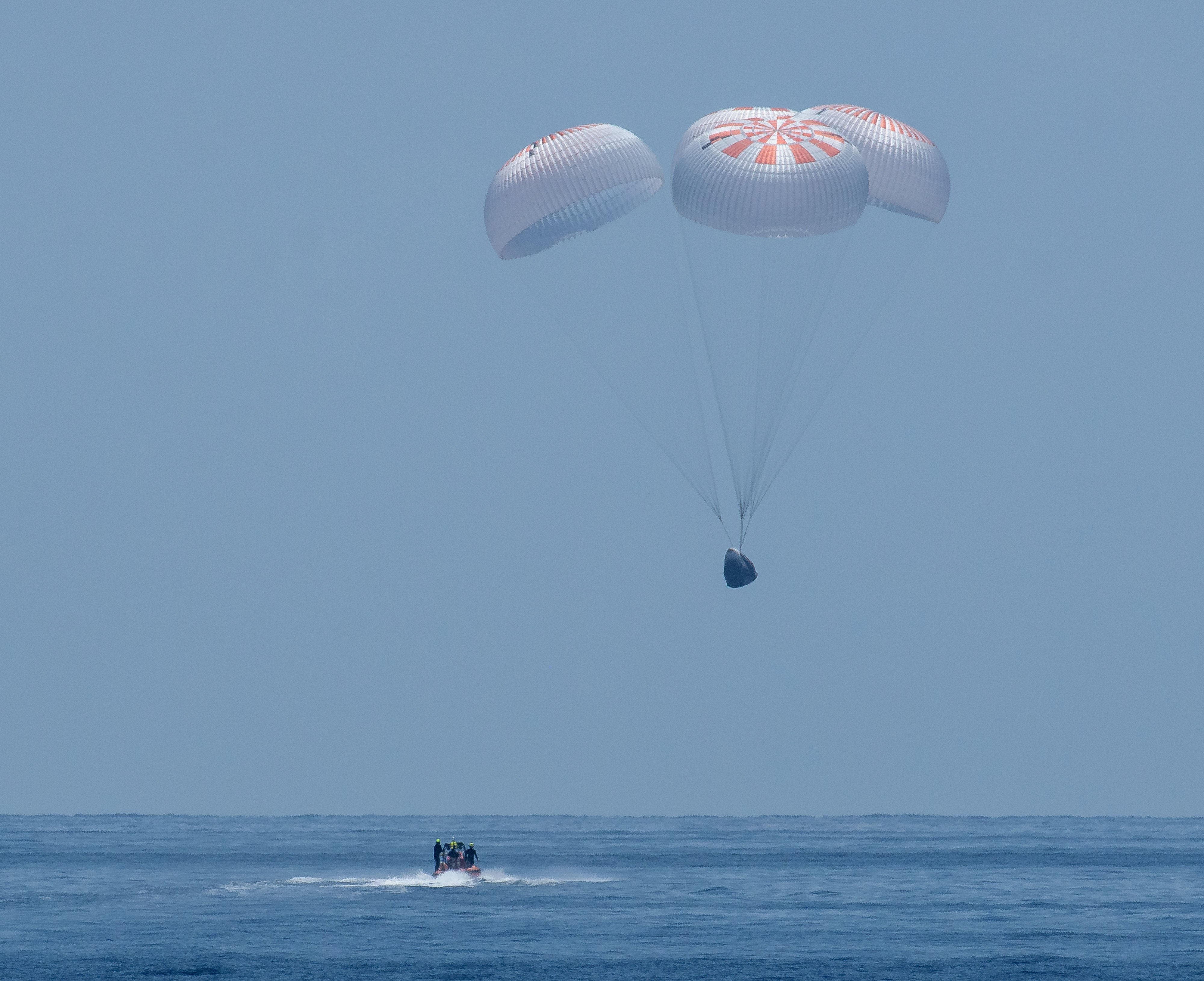 Załogowa kapsuła Dragon Endeavour kończąca misję Crew-2 w Zatoce Meksykańskiej (Źródło: NASA/Bill Ingalls)