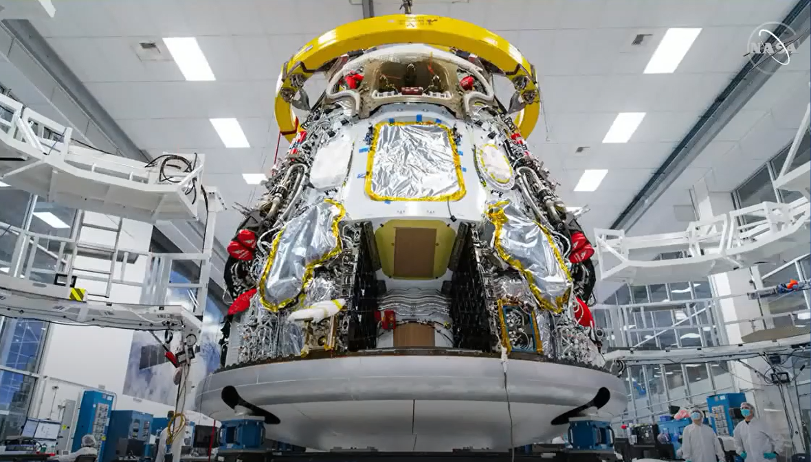 Załogowa kapsuła Dragon w siedzibie SpaceX w Hawthorne w Kalifornii podczas przygotowań do misji Crew-1 (Źródło: NASA)