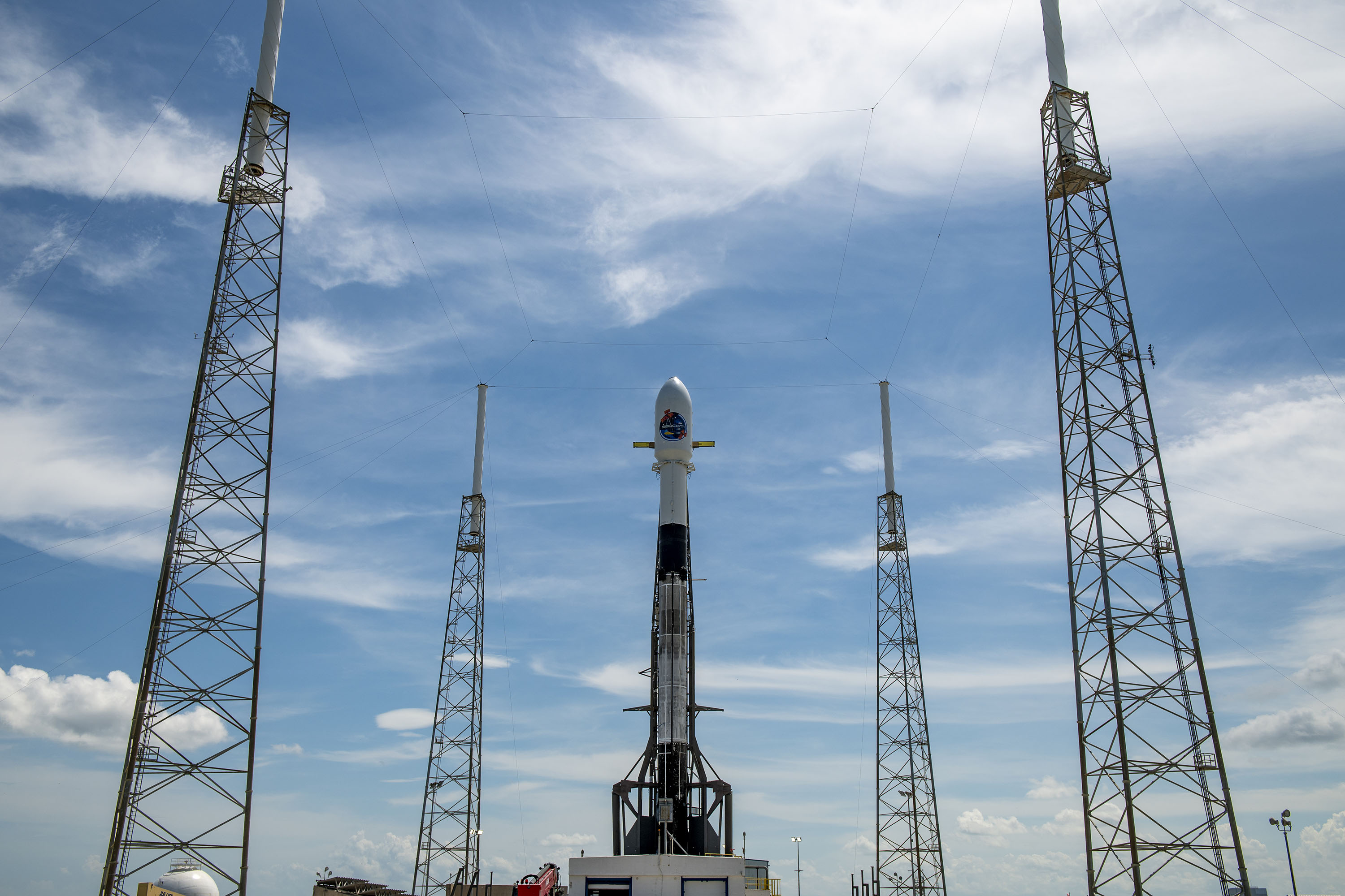 Falcon 9 na platformie startowej przed misją SAOCOM 1B (Źródło: SpaceX)
